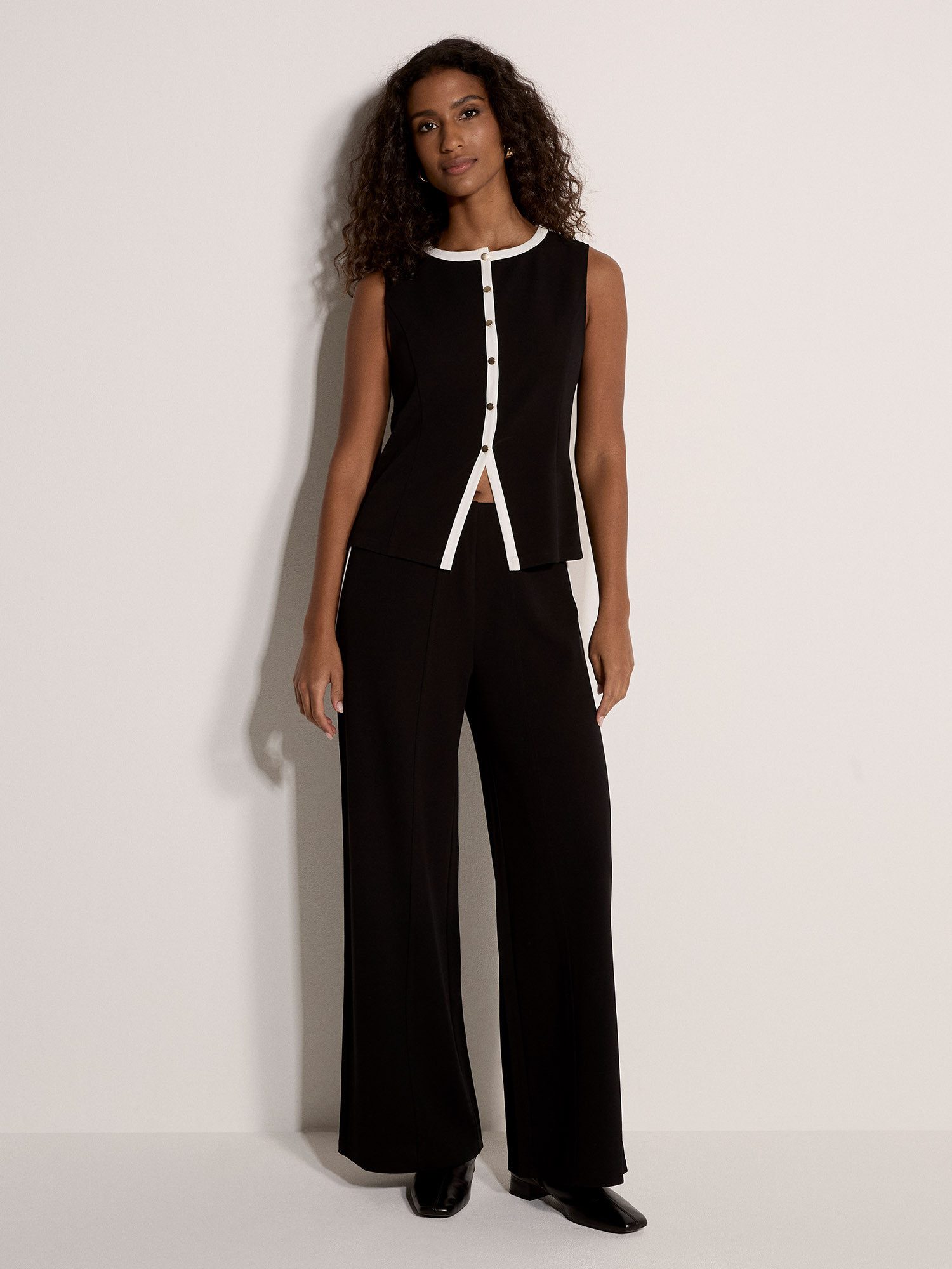 Apricot Stricktop Jersey-Crêpe-Weste in Monochrom mit Zierknöpfen