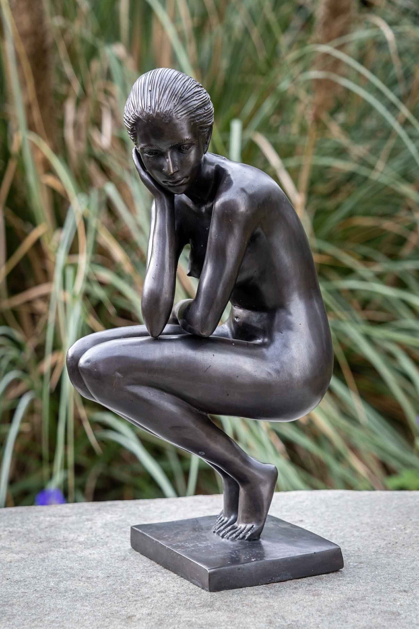 IDYL Gartenfigur IDYL Bronze-Skulptur Eine Langlebig von Modelle robust – werden und patiniert. Frost, gegen – Bronze witterungsbeständig gegossen UV-Strahlung. Hand sehr Regen in hockende in und Die – Frau, Wachsausschmelzverfahren Bronze