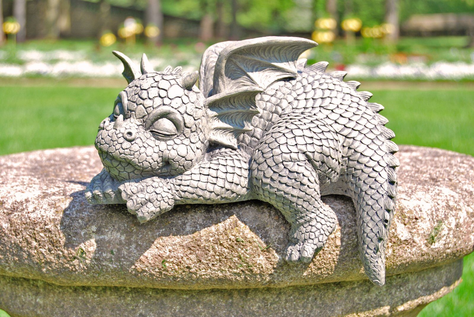 MystiCalls Gartenfigur Gartendrache - Modell liegt günstig online kaufen