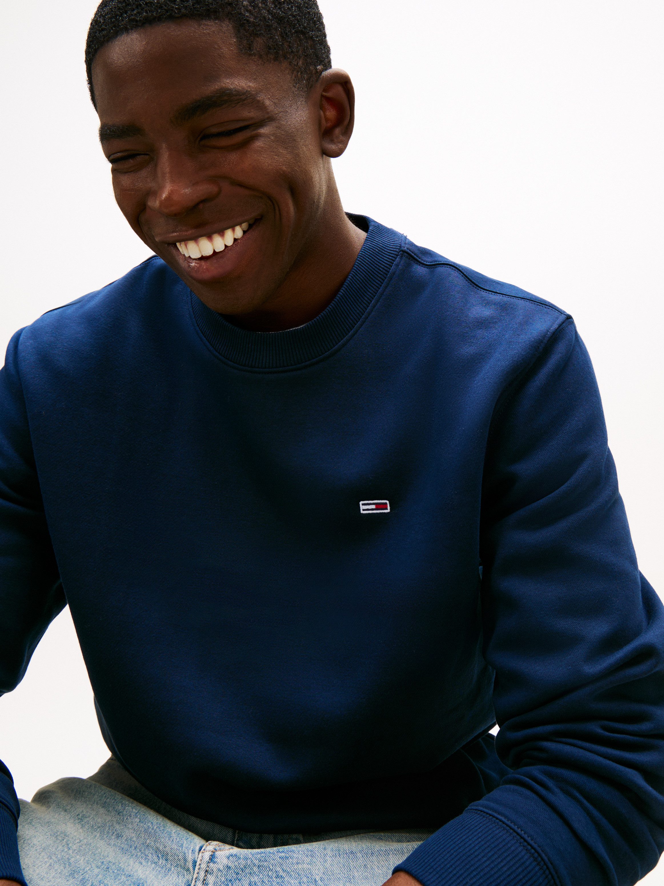 Tommy Jeans Sweatshirt TJM REG S FLAG CREW Mit besticktem Markenlogo auf Br günstig online kaufen