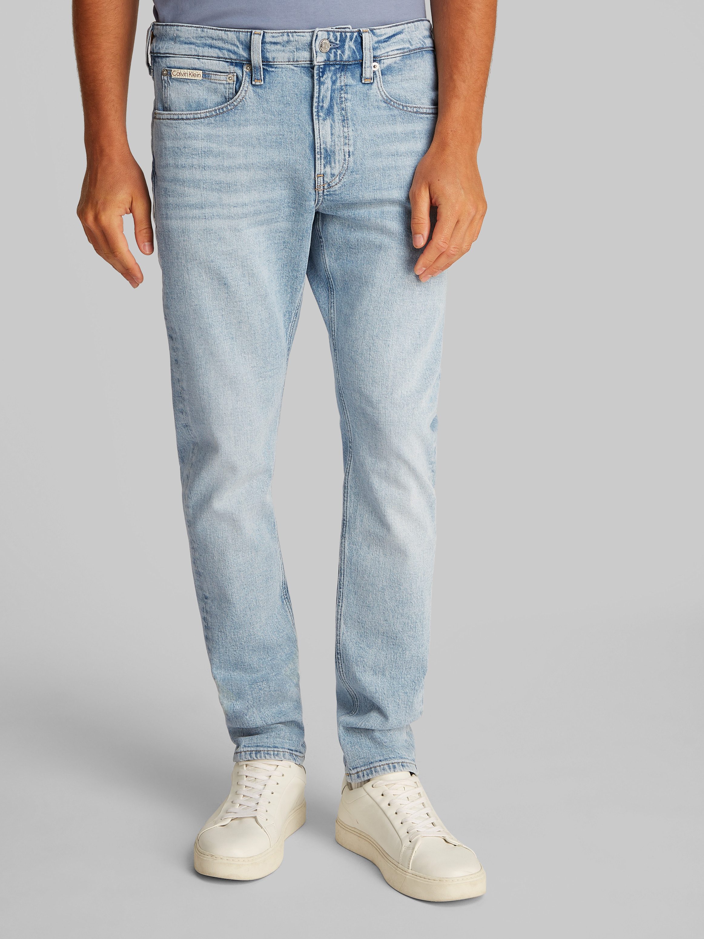 Calvin Klein Jeans Tapered-fit-Jeans SLIM TAPER in hellblauer Waschung günstig online kaufen