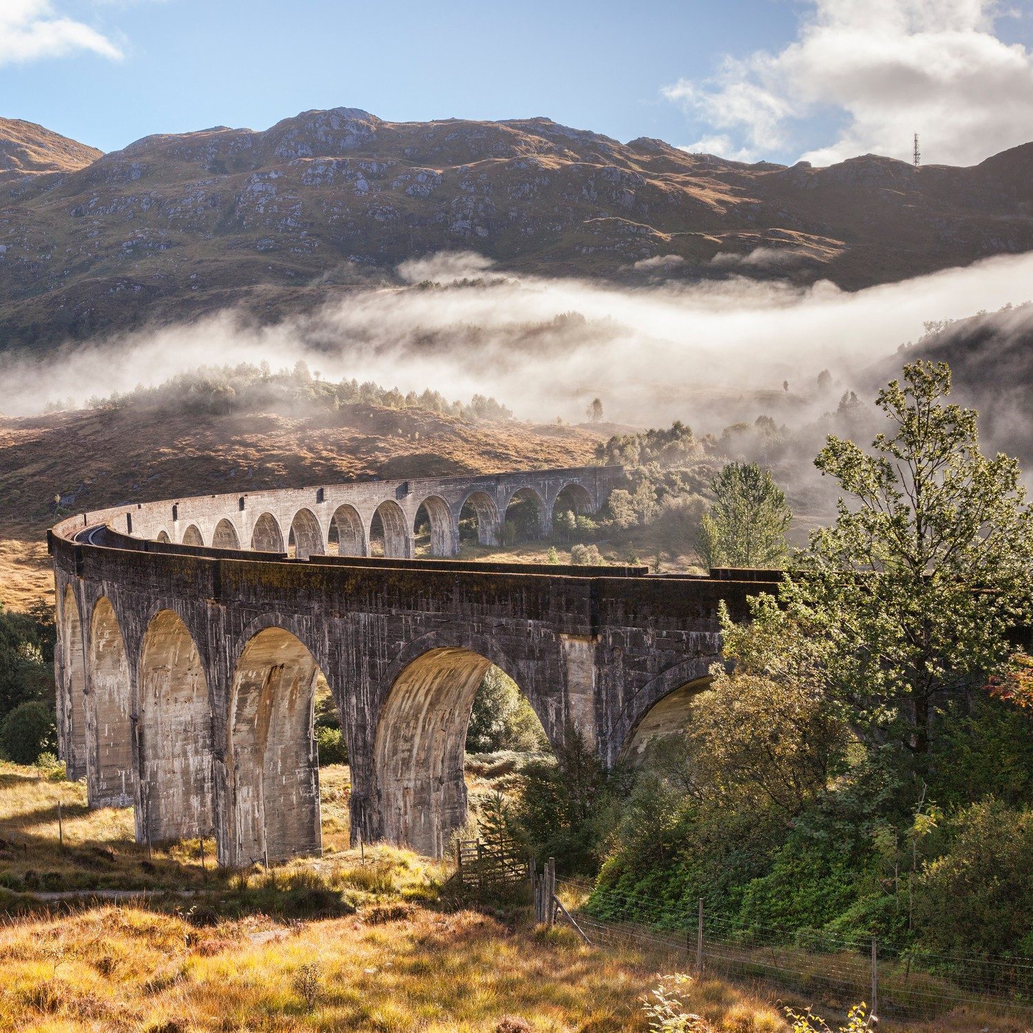 Wallario Tischplatte Viadukt im Morgennebel (1 St), für Ikea Lack Tisch geeignet