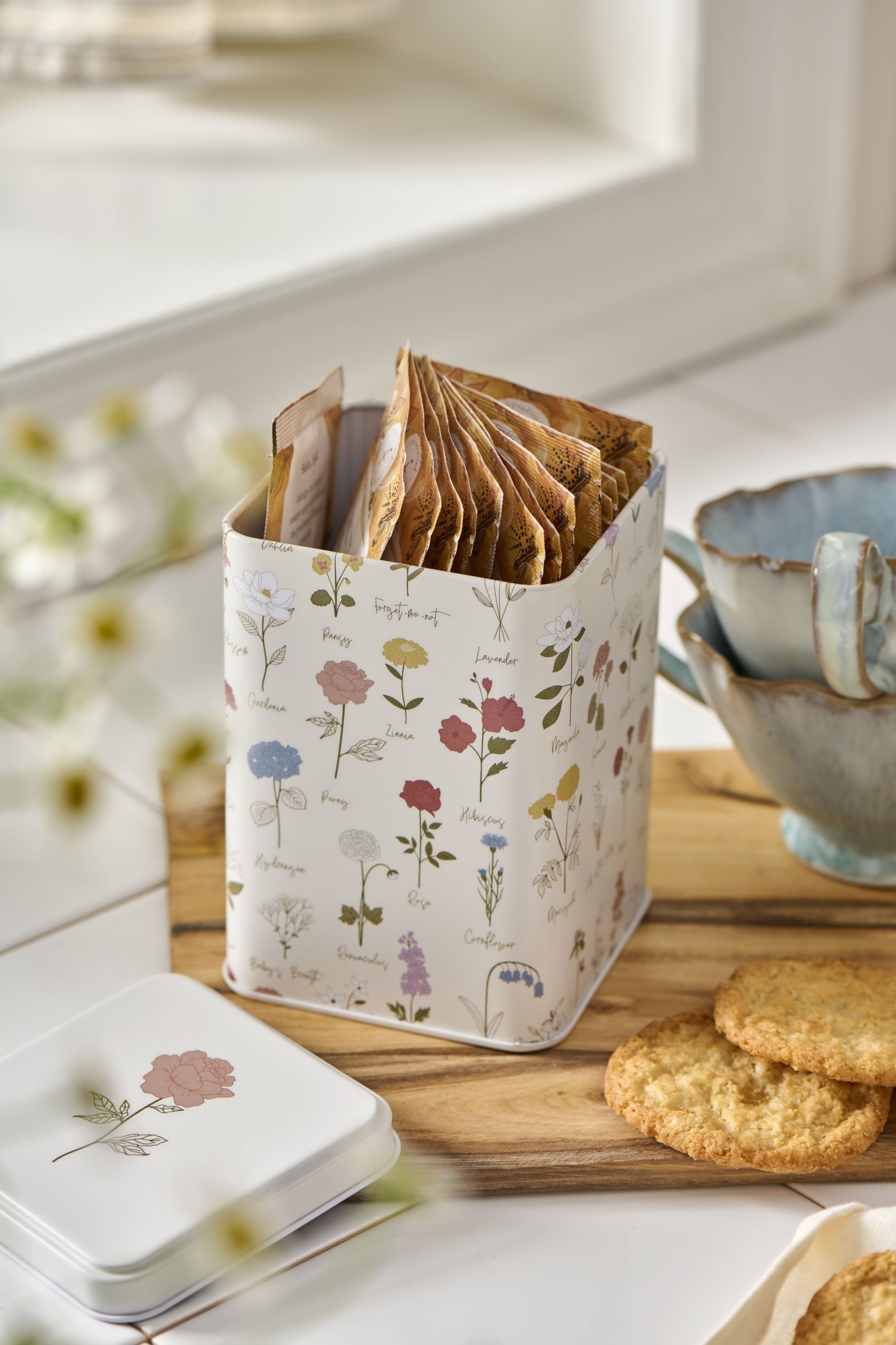 Ib Laursen Vorratsdose Ib Laursen - Vorratsdose Dose mit Deckel Blumenmuster H 12,5cm Metall