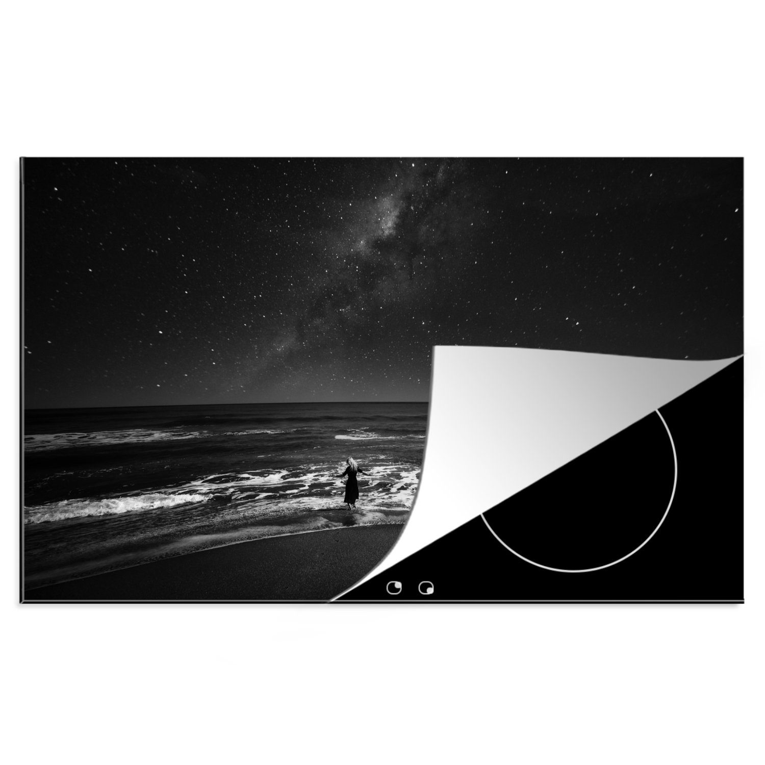 MuchoWow Herdblende-/Abdeckplatte Sternenhimmel über einer Frau im Meer - schwarz und weiß, Vinyl, (1 tlg), 81x52 cm, Induktionskochfeld Schutz für die küche, Ceranfeldabdeckung