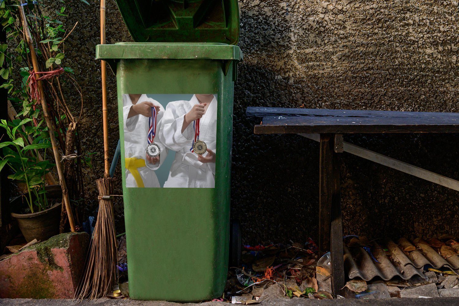 halten (1 Abfalbehälter Container, Judoka St), Gold- die MuchoWow Zwei Wandsticker Mülltonne, Sticker, Silbermedaille Mülleimer-aufkleber, und