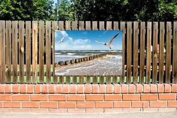 Wallario Sichtschutzzaunmatten Fliegende Möwe am Strand