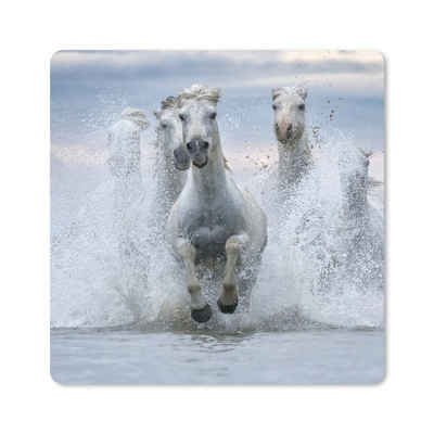 MuchoWow Gaming Mauspad Eine Herde weißer Pferde galoppiert durch das Wasser in der Camargue (1-St), Gaming, Rutschfester Unterseite, Mausunterlage, 80x80 cm, XXL, Großes