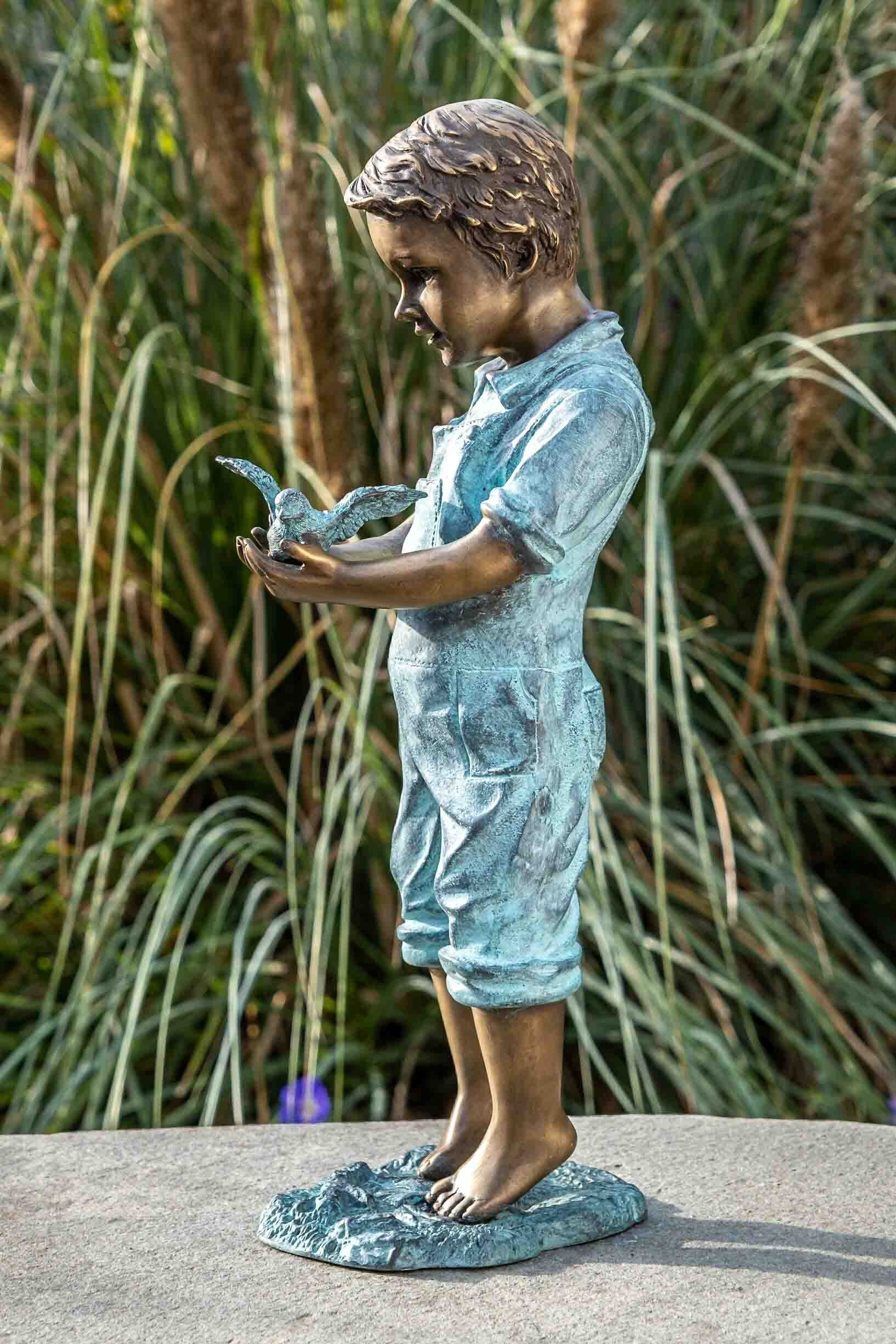 IDYL Gartenfigur IDYL Bronze-Skulptur Junge mit Vogel, Bronze – sehr robust – Langlebig – witterungsbeständig gegen Frost, Regen und UV-Strahlung. Die Modelle werden in Wachsausschmelzverfahren in Bronze gegossen und von Hand patiniert.