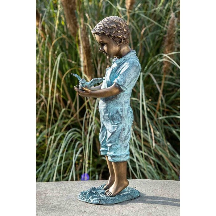 IDYL Gartenfigur IDYL Bronze-Skulptur Junge mit Vogel Bronze – sehr robust – Langlebig – witterungsbeständig gegen Frost Regen und UV-Strahlung. Die Modelle werden in Wachsausschmelzverfahren in Bronze gegossen und von Hand patiniert.