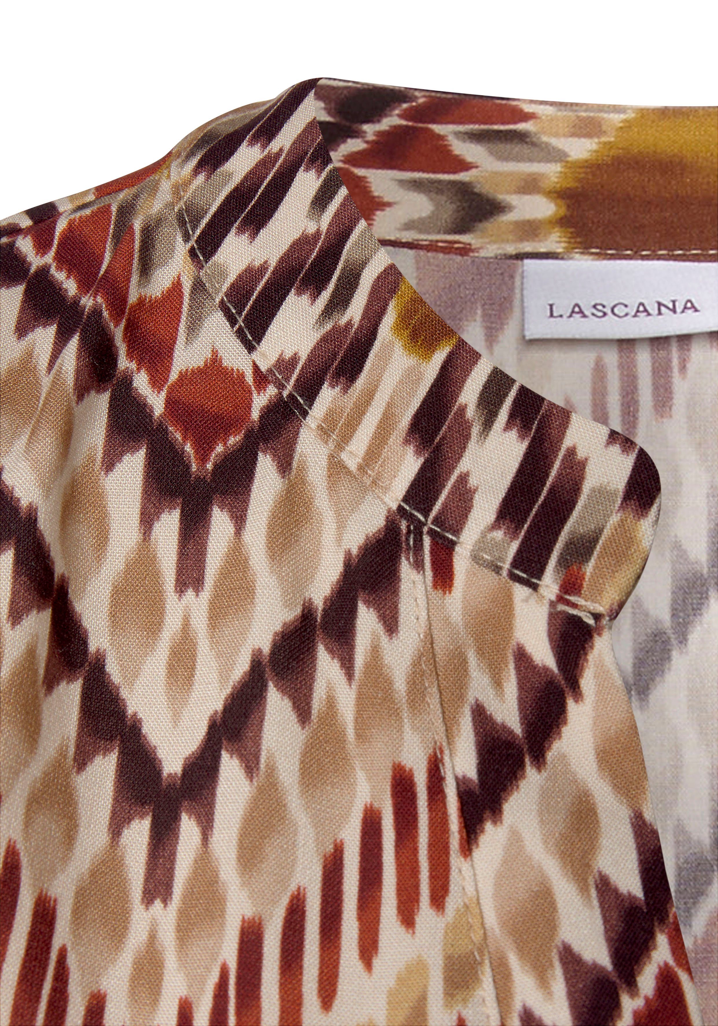LASCANA Blusentop mit Ethnoprint und V-Ausschnitt aus gewebter Viskose Ärmelloses Blusenshirt, bedruckte Damenbluse, lockere Sommerbluse – Bild 5 von 5