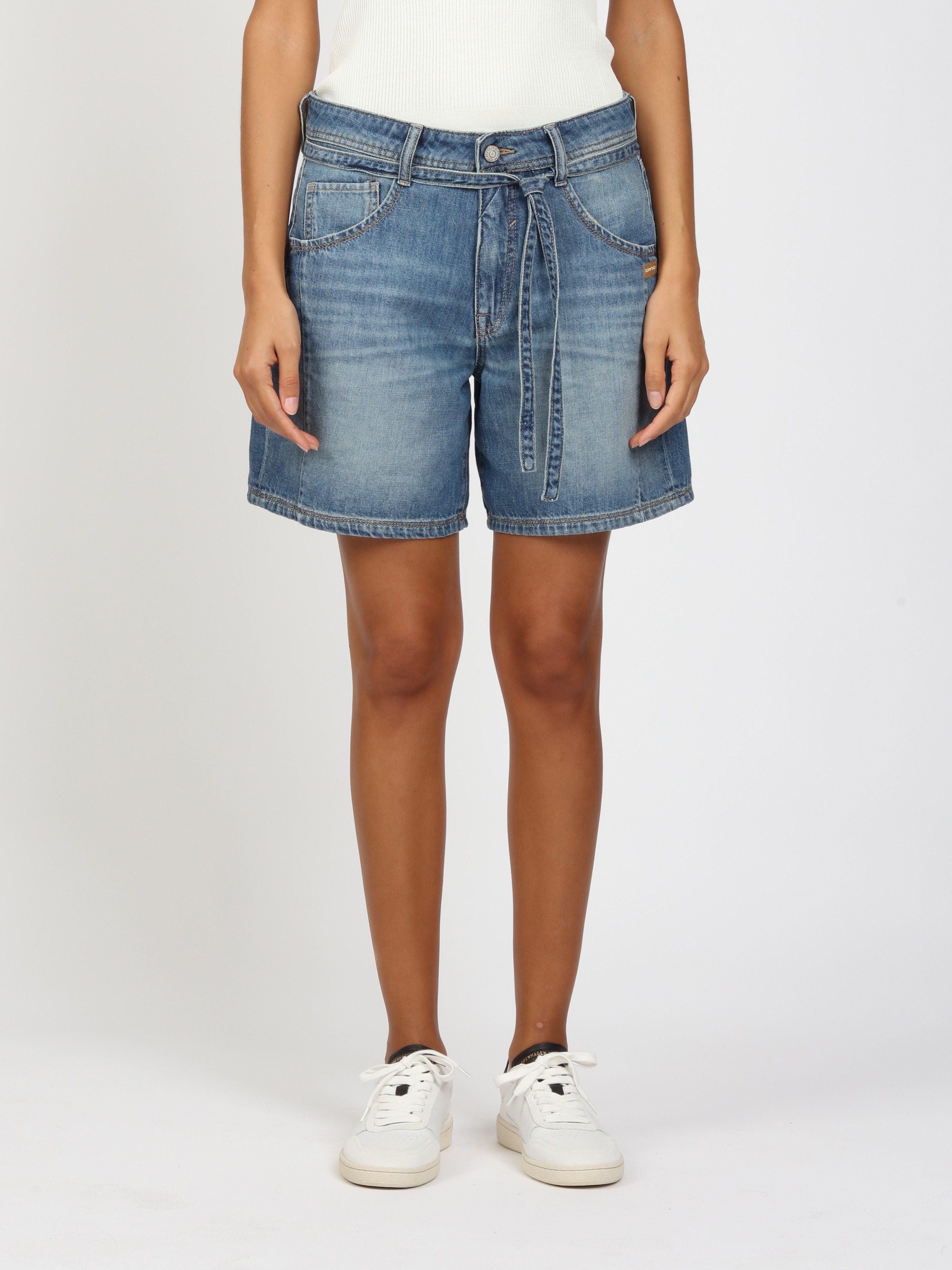 GANG Jeansshorts 94CLAIRE SHORTS mit Bindegürtel, Baggy Fit