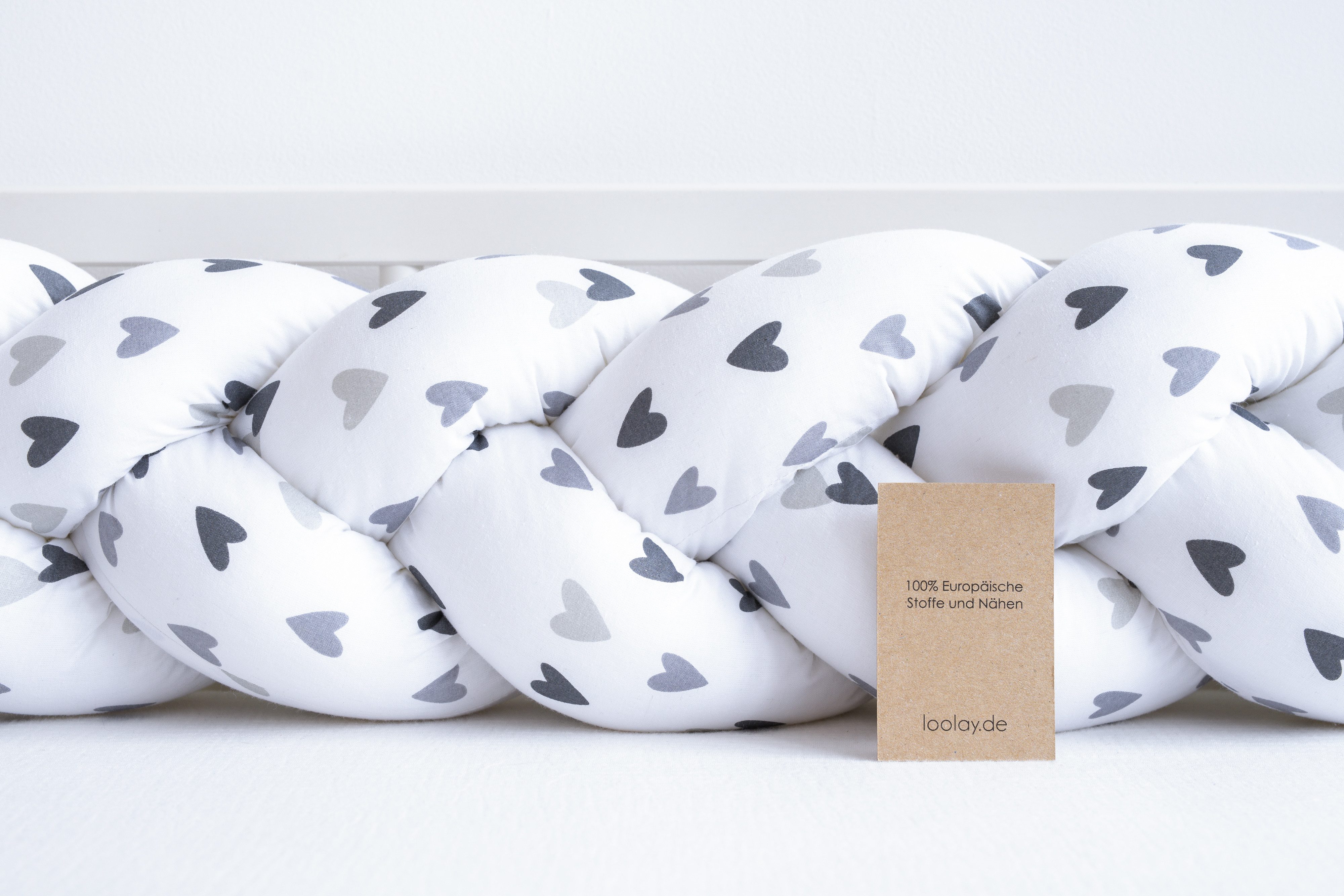 Loolay Nestchenschlange Geflochtenes Kissen Zierkissen Dekokissen Bettumrandung HERZ Grau Weiß, (Zugluftstopper Zugluft Schlange Wickeltischumrandung Babybett Kinderzimmer Schutz, Wohndeko Bettschlange 100 150 200 300 400 cm & Länge auf Anfrage), Zugluftstopper tolle Wohndekoration Geschenk