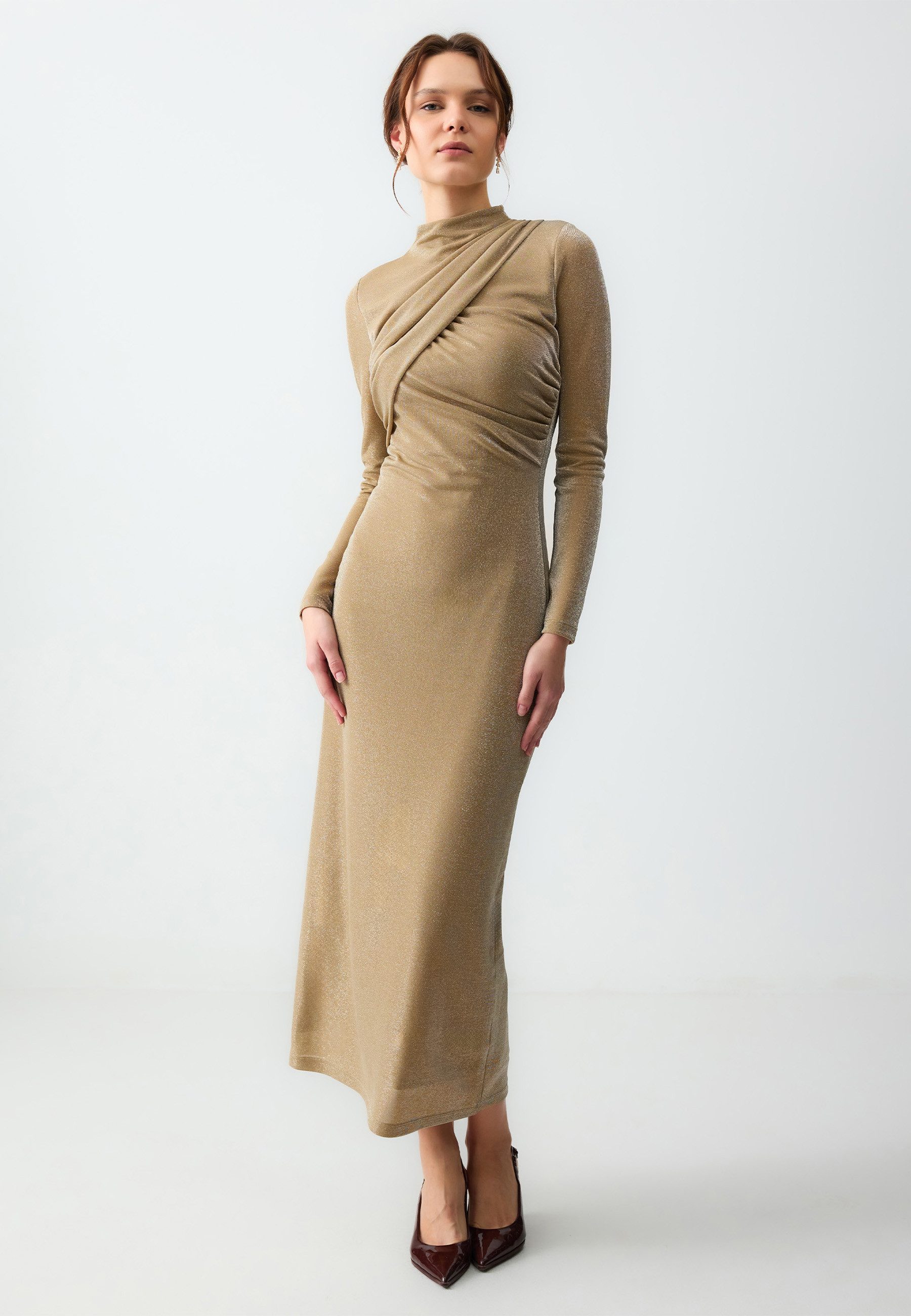 Minikleid Langes Silbernes Kleid Mit Rollkragen Und Schmaler Passform