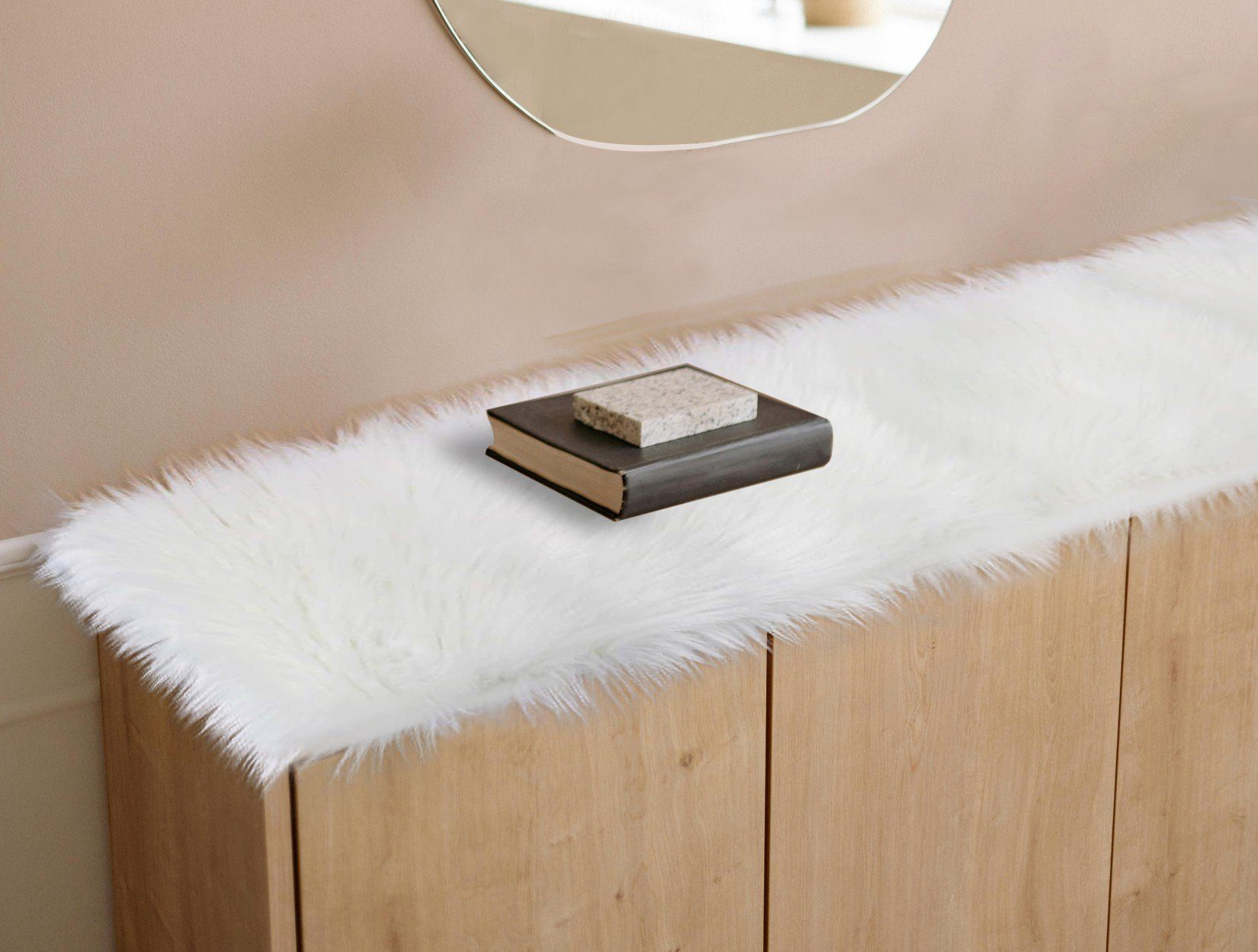 Dekoleidenschaft Tischläufer aus Kunstfell creme / weiß, verschiedene Größen, Mitteldecke, Dekofell (1-tlg), flauschig weich, Fellimitat, Tischdecke, Tischdeko