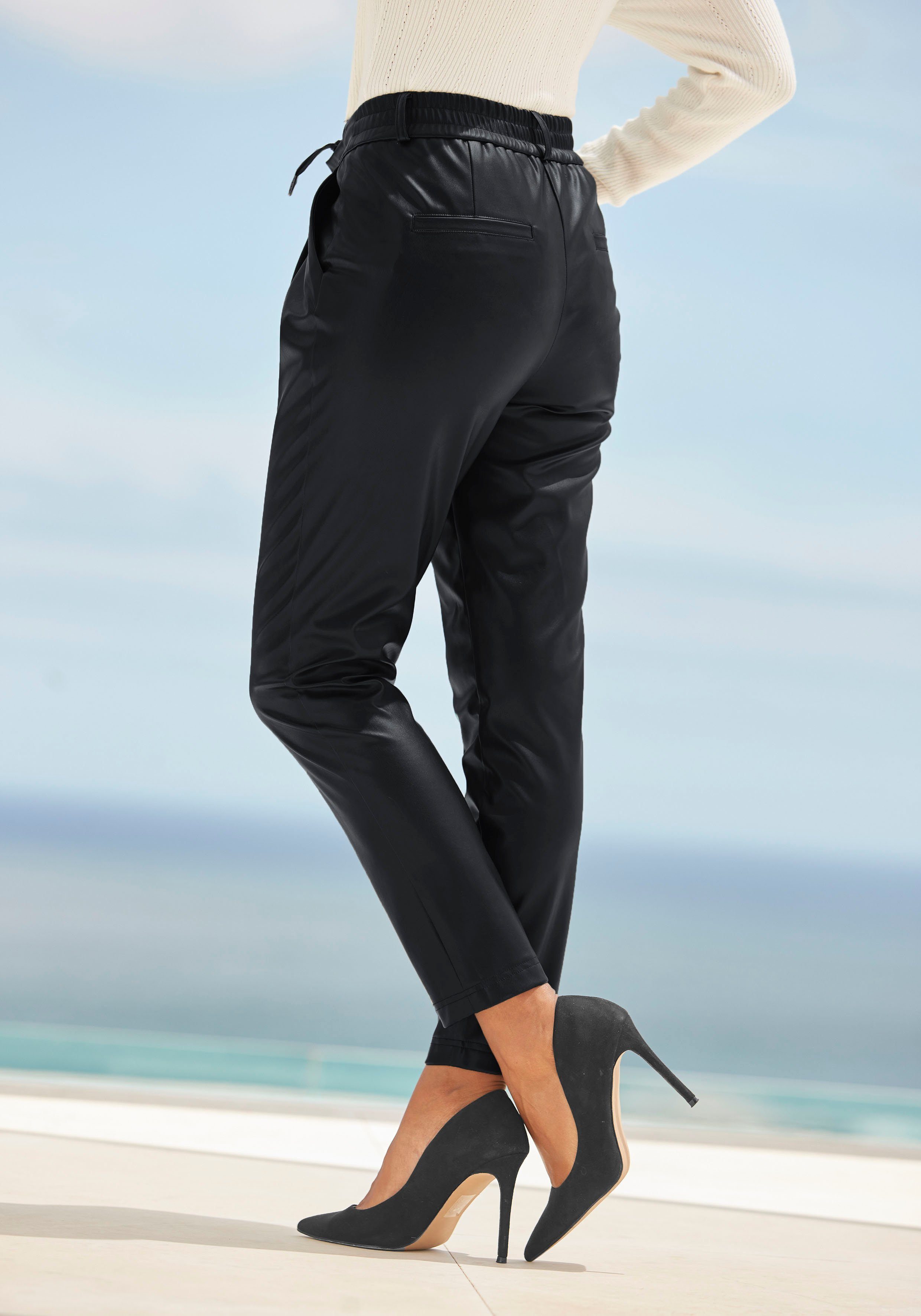 LASCANA Schlupfhose aus Lederimitat, bequeme Stoffhose, elegant-chic – Bild 3 von 5