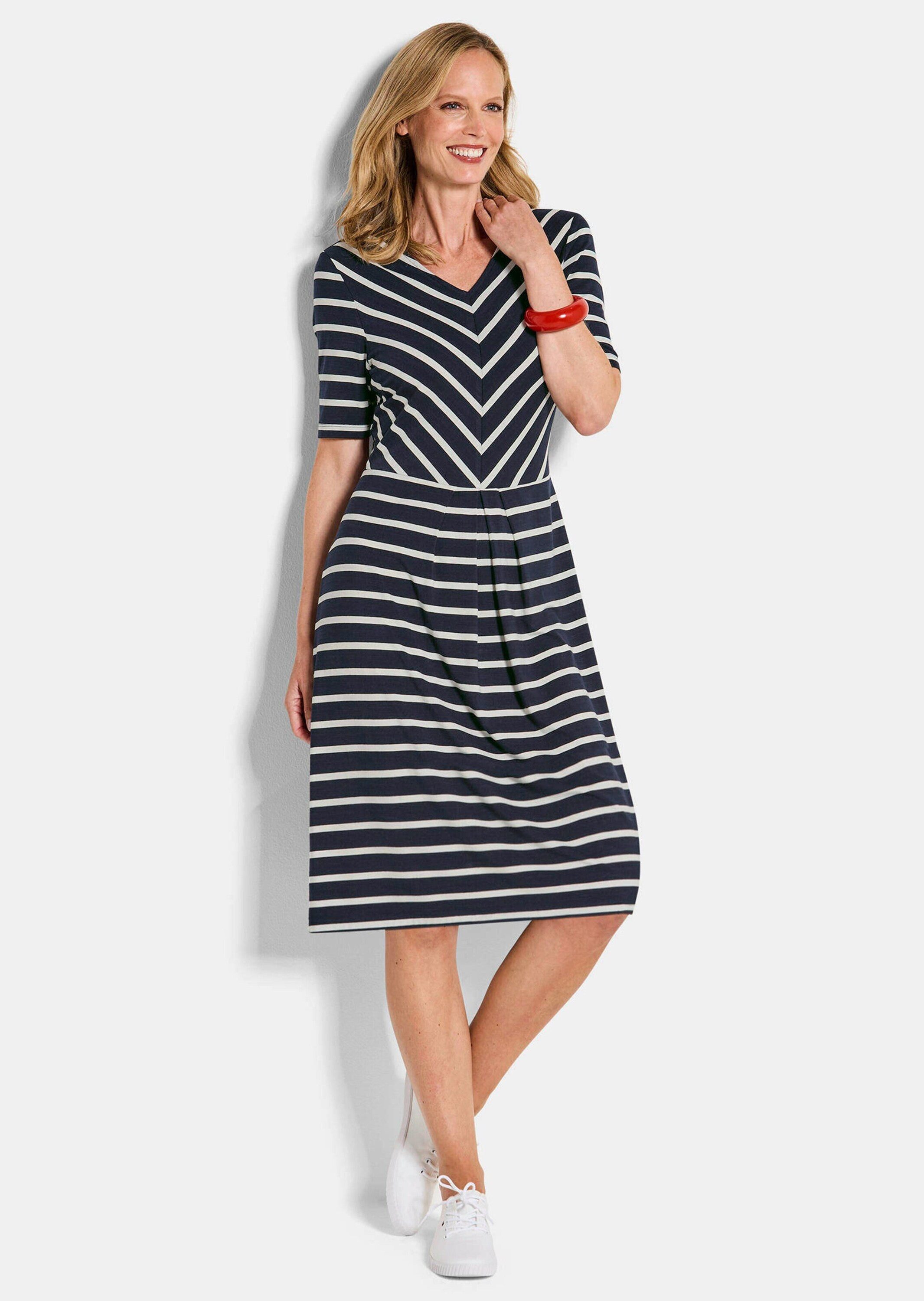 GOLDNER Sommerkleid Viskosekleid im Streifen-Look Midikleid mit V-Ausschnitt, Taillennaht, Knielänge und Halbarm