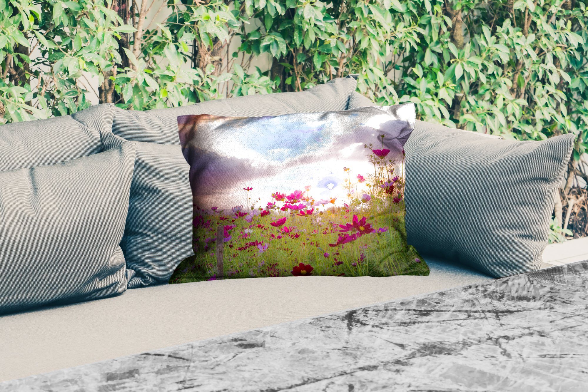 Rosa Outdoor-Dekorationskissen, MuchoWow - Polyester, - Wiese Kissenhülle Blumen - Dekokissen - Sonnenuntergang Natur Dekokissenbezug, Horizont, -