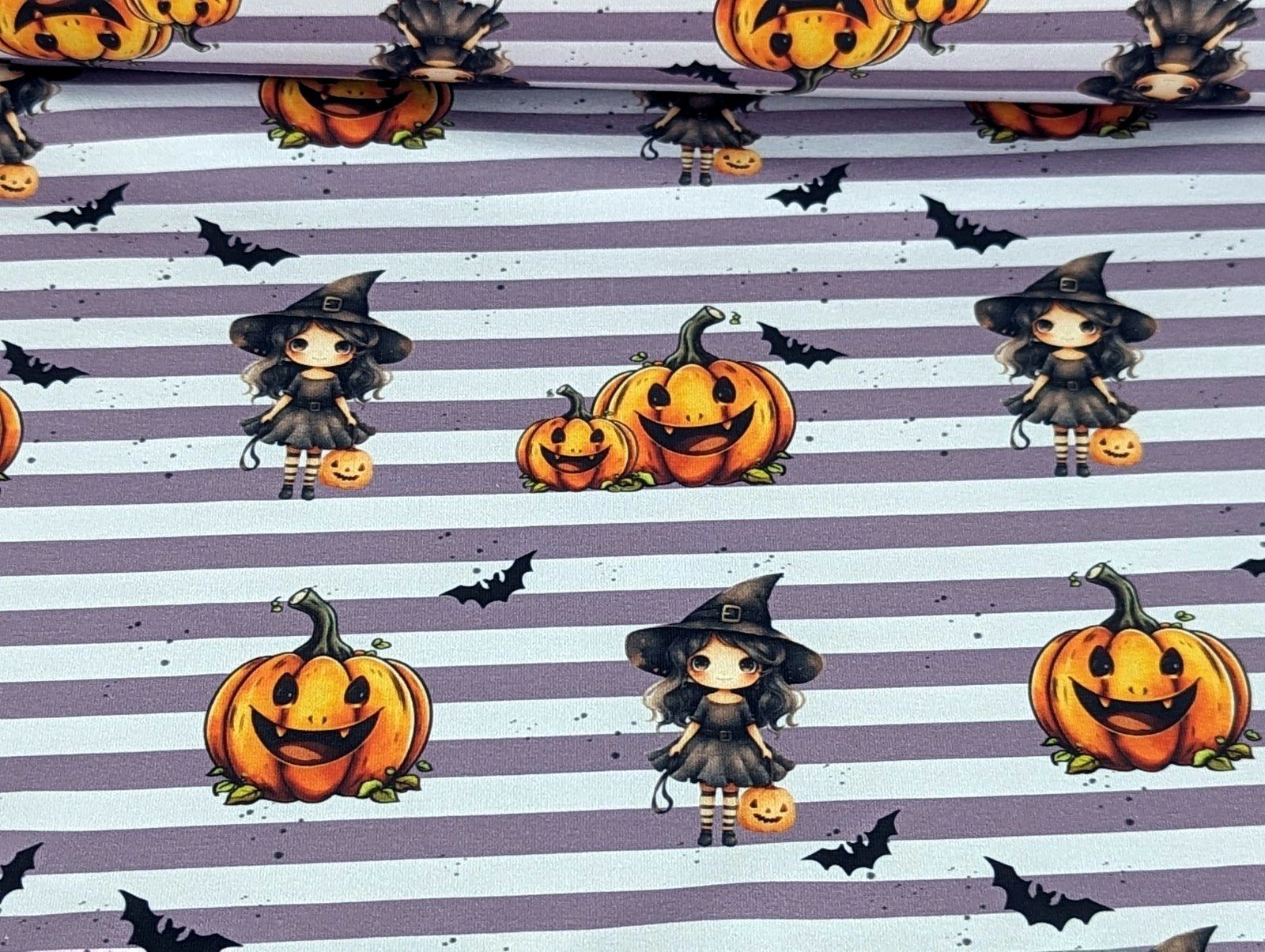 Thumbnail - Corileo Stoff Canvas Baumwolle Sweet Hexe Halloween Kürbis Streifen Helllila