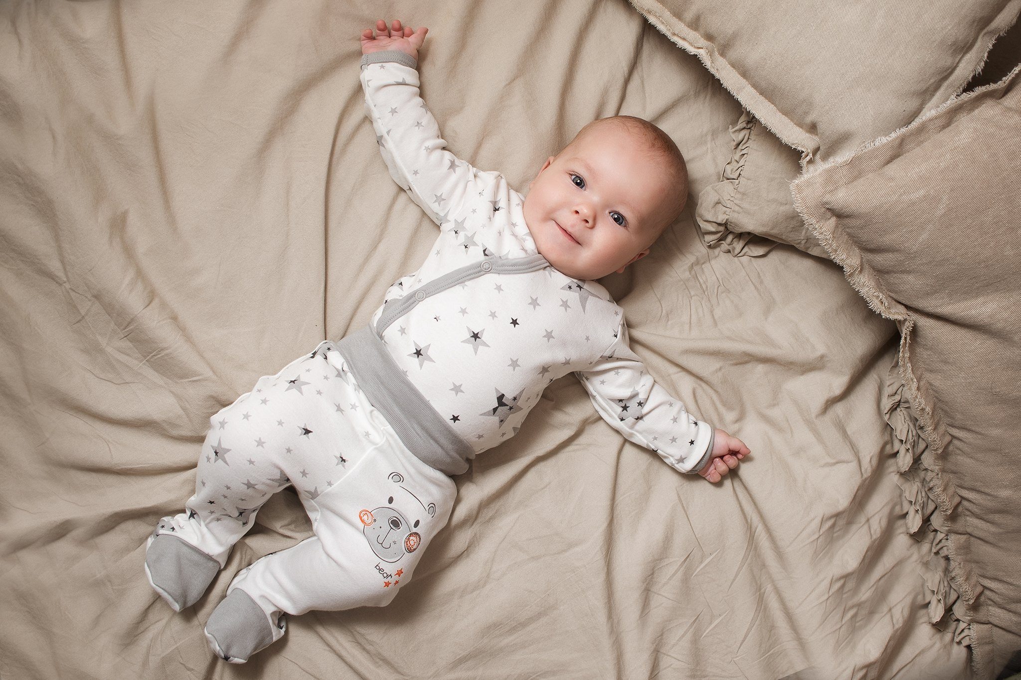 Makoma Erstausstattungspaket Baby Kleidung-Set Body Baumwolle & Teddy für (Set, 2-tlg., 2-tlg) 100% Sterne mit Hose Mädchen Wickelbody Fuß