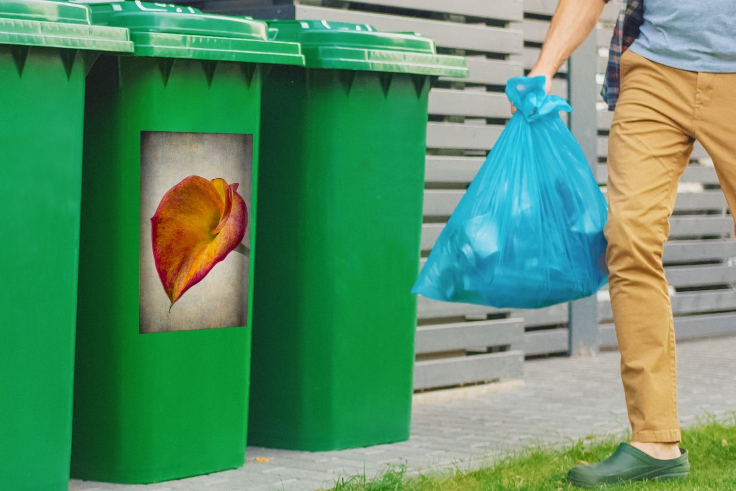 Abfalbehälter roten MuchoWow Container, Sticker, (1 Mülleimer-aufkleber, Wandsticker und einer St), orangefarbenen Mülltonne, Nahaufnahme Calla-Blume