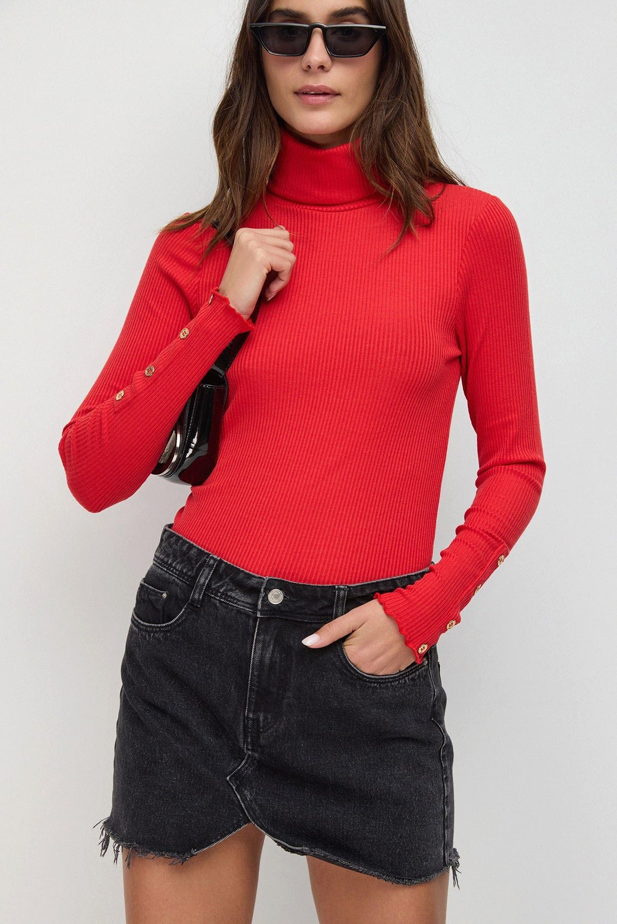 Body Rollkragenpullover aus geripptem Stoff mit Knopfdetail