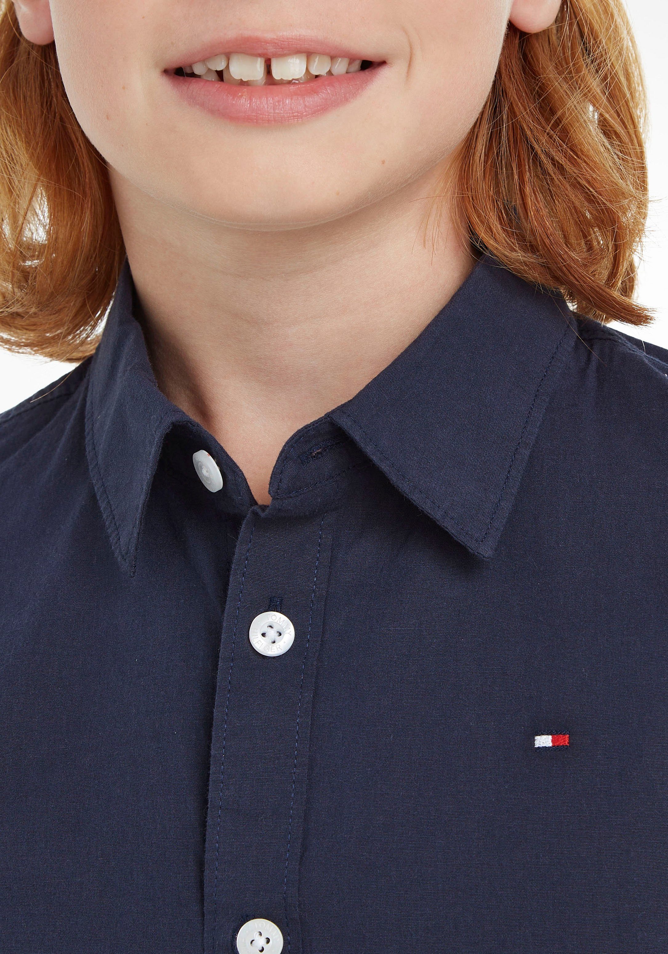 Tommy Hilfiger Langarmhemd SOLID STRETCH POPLIN SHIRT L/S mit Logo-Stickerei für Kinder bis 16 Jahre