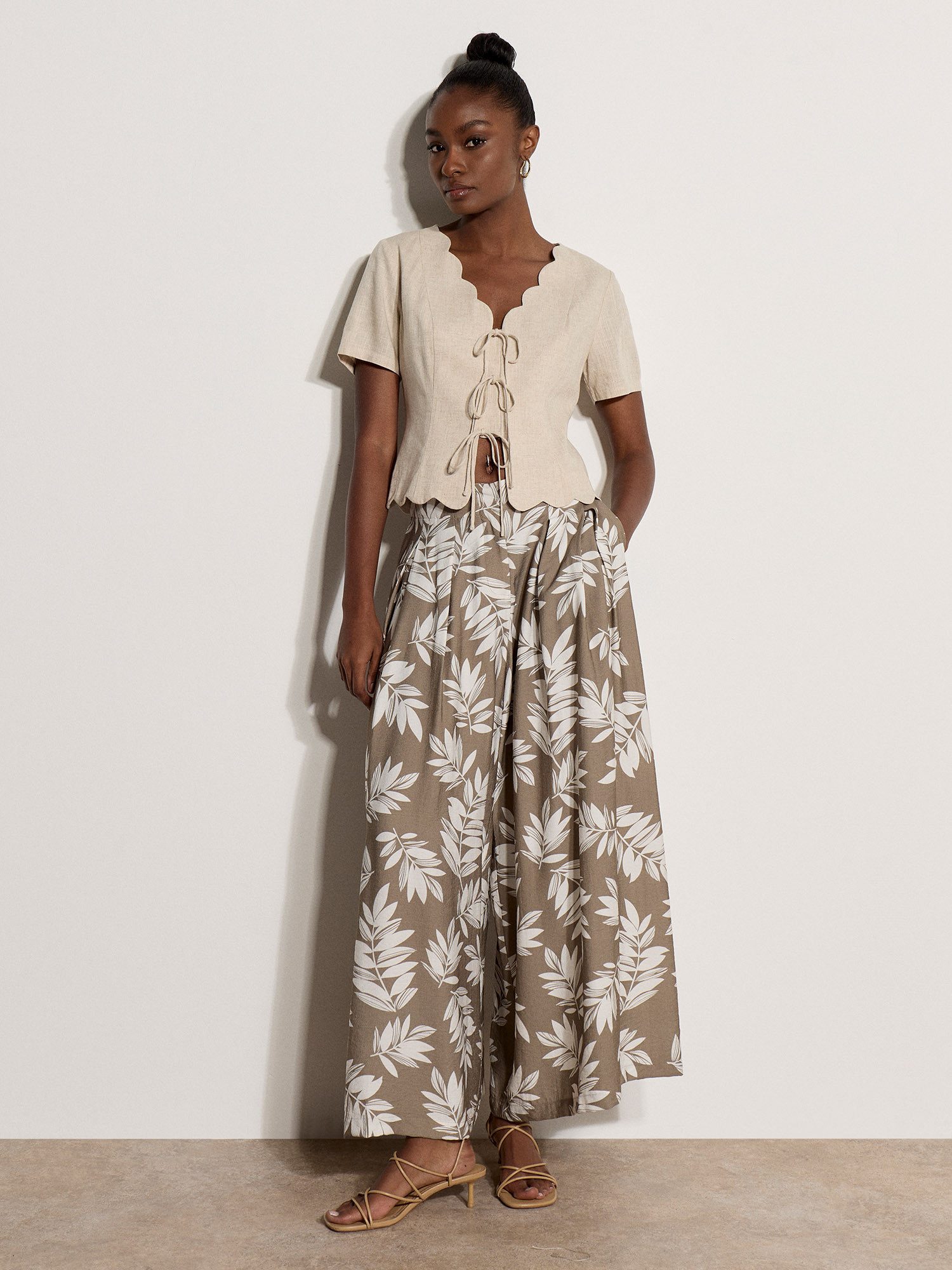 Apricot Culotte Plissierte Culotte-Hose mit Blattmuster
