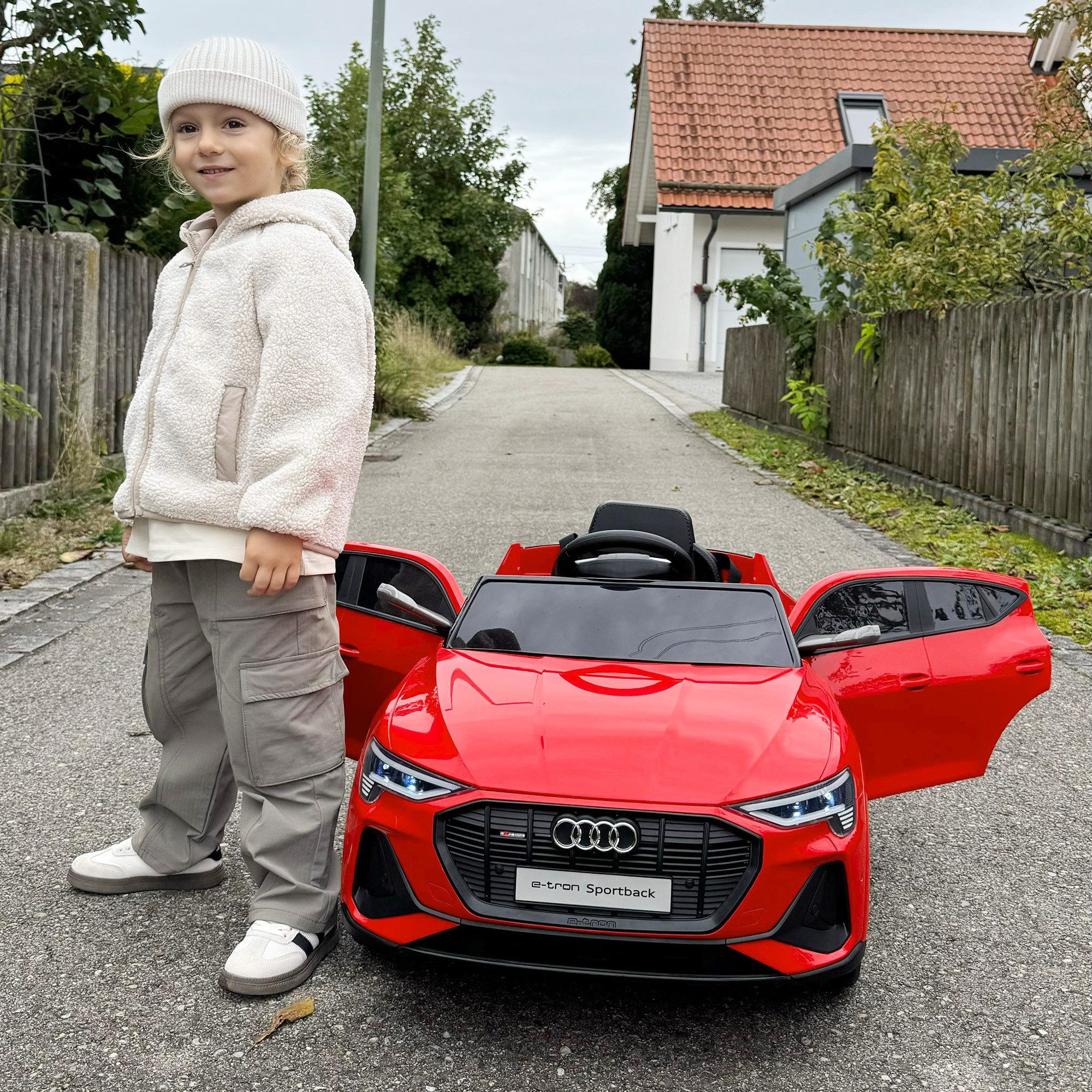 HOMCOM Elektro-Kinderauto 12V Audi E-tron mit Fernbedienung, Musikfunktion, Belastbarkeit 25 kg, (1-tlg), für Außenbereich, Rot