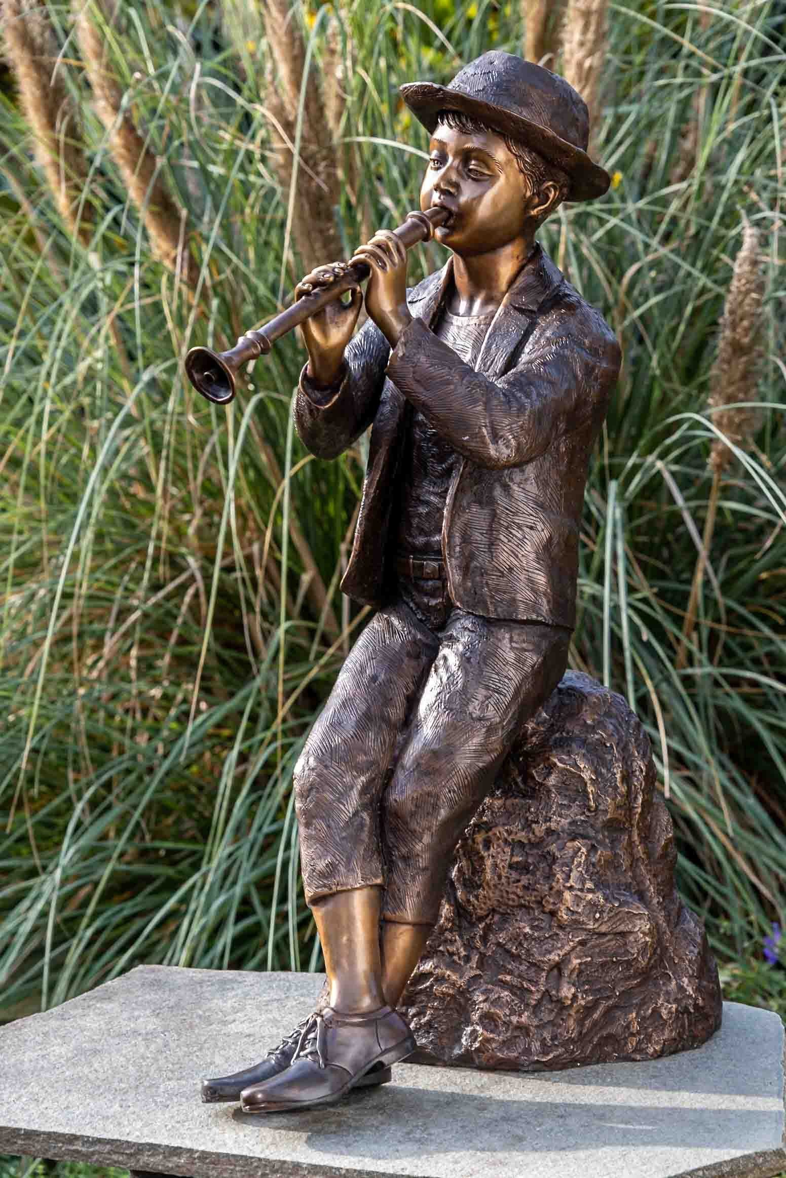 IDYL Gartenfigur IDYL Bronze-Skulptur Kind Flötenspieler Junge, Bronze – sehr robust – Langlebig – witterungsbeständig gegen Frost, Regen und UV-Strahlung. Die Modelle werden in Wachsausschmelzverfahren in Bronze gegossen und von Hand patiniert.