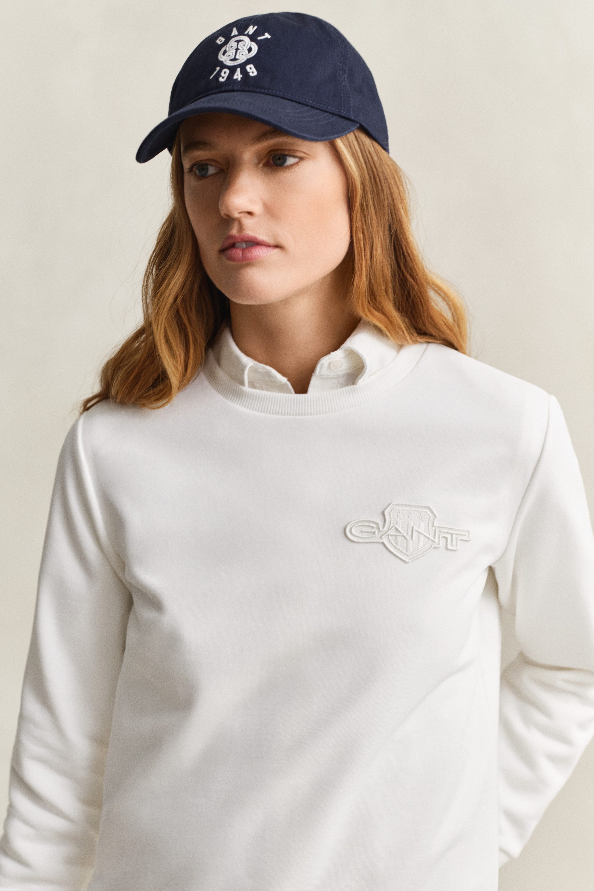 Gant Sweatshirt REG TONAL SHIELD C-NECK SWEAT Ton in Ton Stickerei, Rundhals
