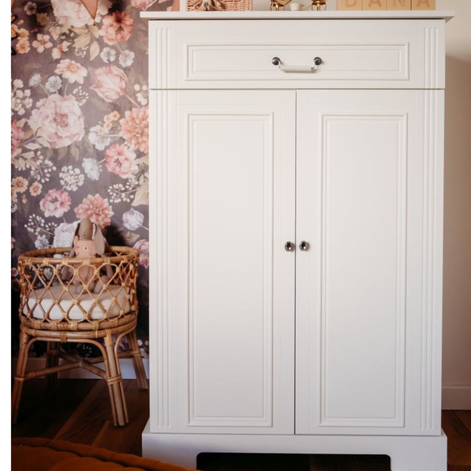 Raumhirsch Furniture Kinderregal Ines – rustikale Eleganz und Funktionalität