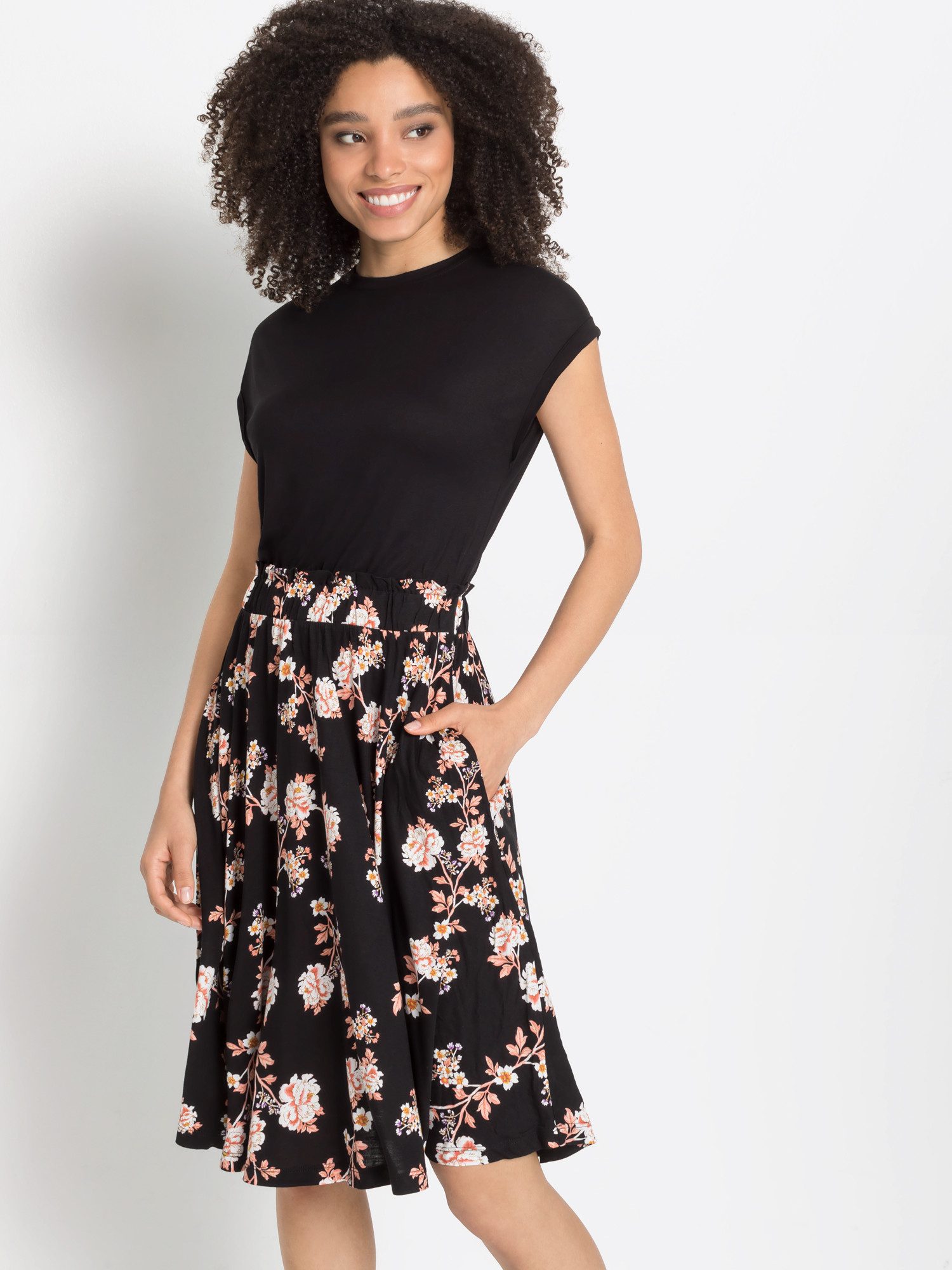 LASCANA Jerseykleid mit bedrucktem Rock, Gummizug in der Taille kurzärmliges Sommerkleid, T-Shirtkleid, Viskosekleid, casual