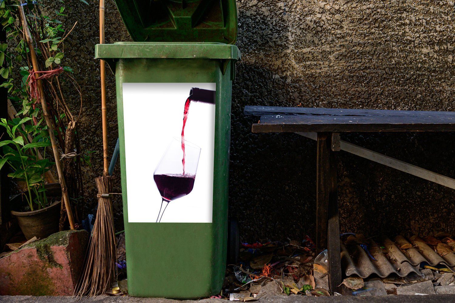 Sticker, Rotwein Weinflasche, Glas gießt Mülleimer-aufkleber, die St), Wandsticker Mülltonne, MuchoWow ins (1 Container, Abfalbehälter