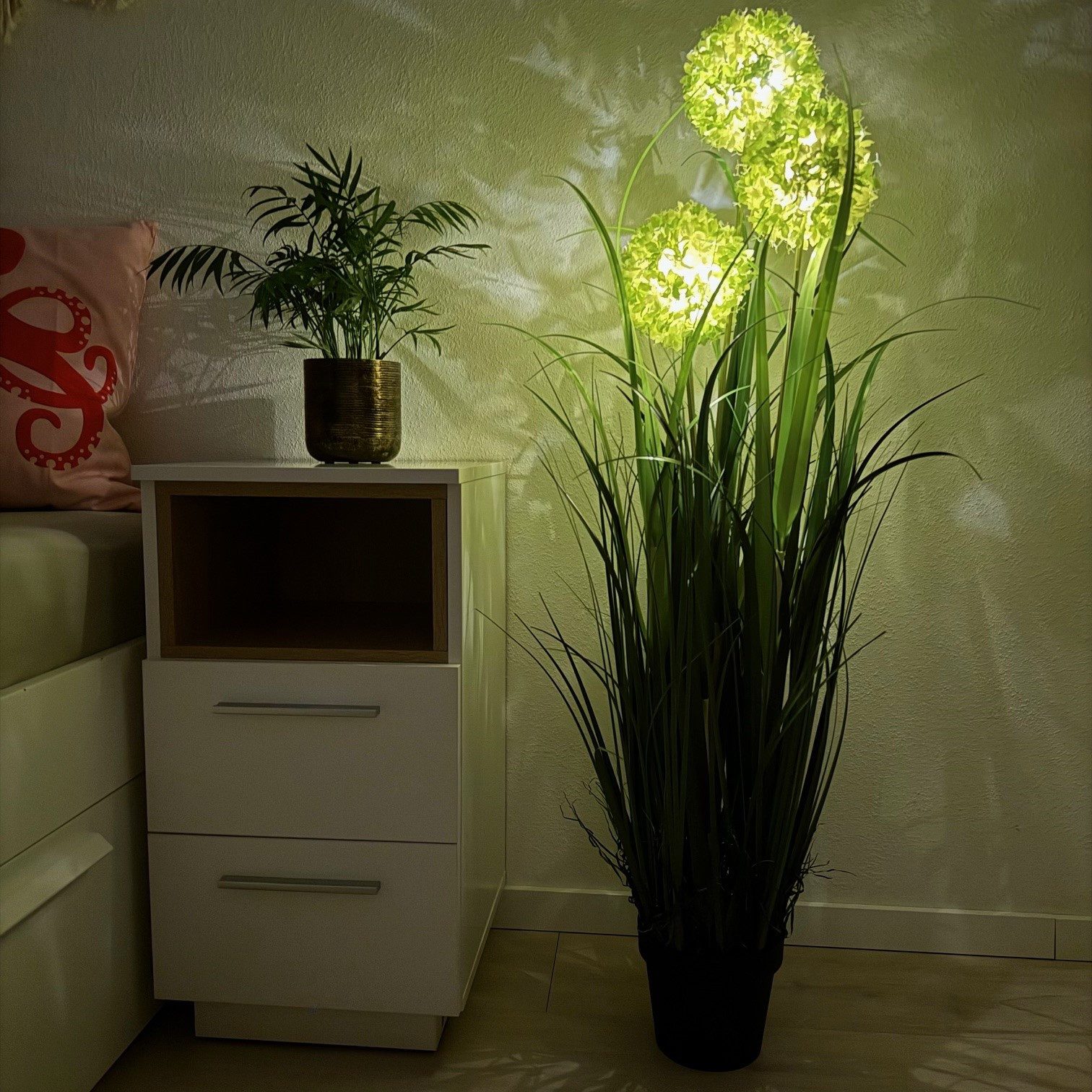 Kunstgras Ziergras, Kunstgräser im Topf mit LED-Beleuchtung, Deko - Allium Kunstpflanze, Online-Fuchs, - Timerfunktion - 120 cm hoch