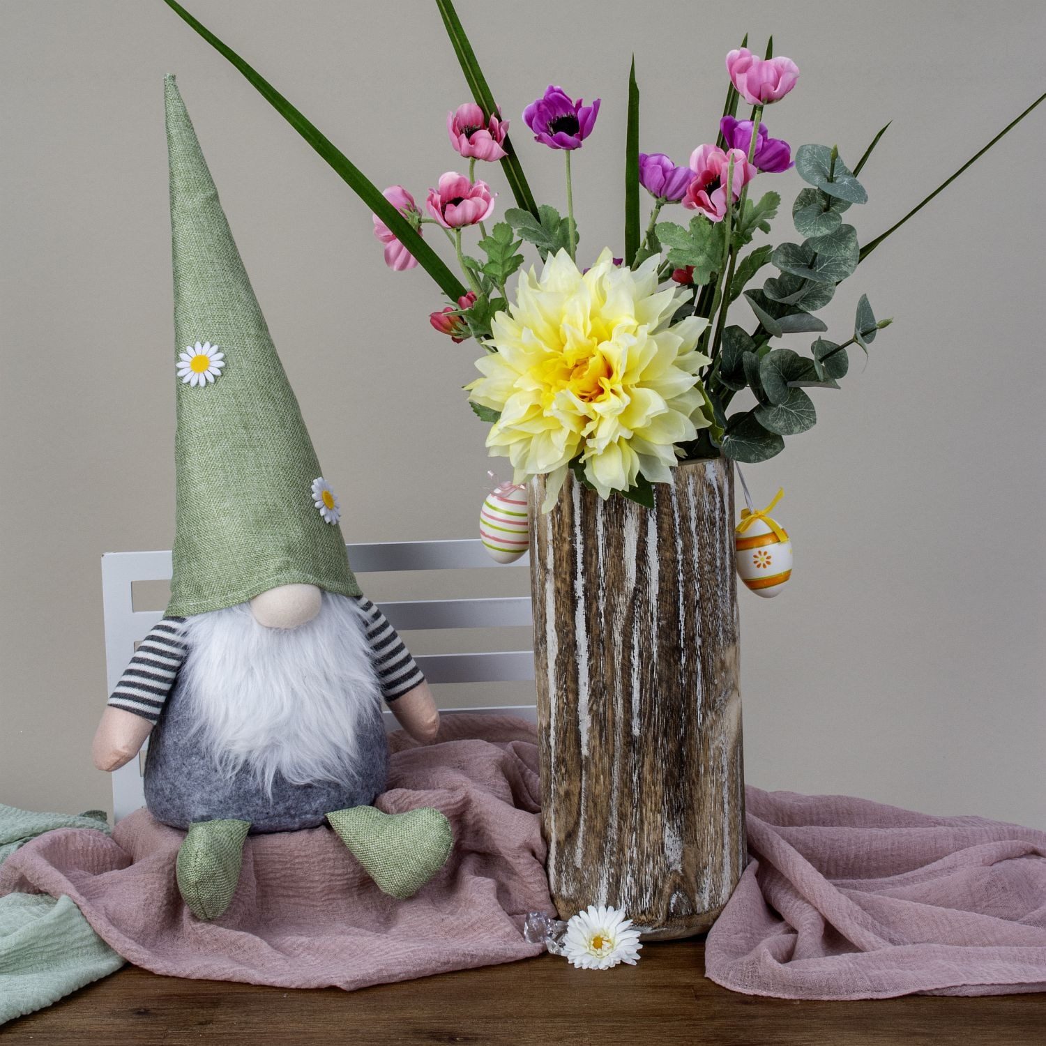 Mel-O-Design Wichtel Frühling Sommer Zwerg Gnom mit Blumenmütze (Frühlingsdeko, Sommerdeko Herbstdeko Wichtel), mit süßer Knubbelnase und niedlichem Bart