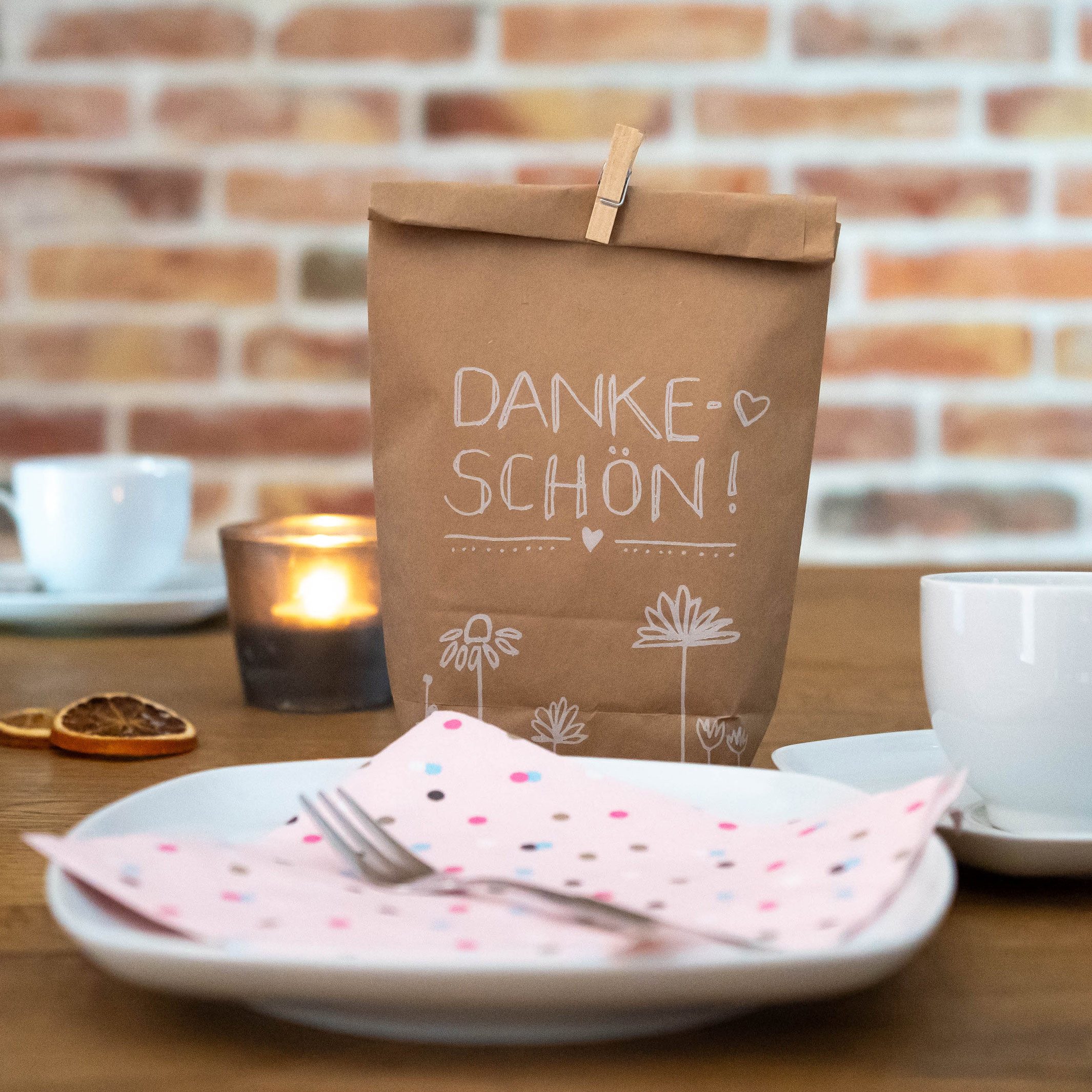 Eine der Guten Verlag Geschenkpapier Geschenktüten Set - Dankeschön, (24St), 24 bedruckte Kraftpapiertüten 14x22 cm & Holzklämmerchen, beige weiß – Bild 5 von 5