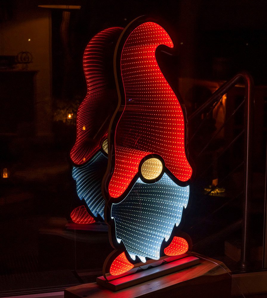 Star-Max LED Tischleuchte LED Dekofigur, Infinity - Wichtel, Weihnachtsdeko mit Beleuchtung, Timerfunktion, LED fest integriert, mit Unendlichkeits-Effekt und 6/18 Stunden Timer, Höhe ca. 60 cm