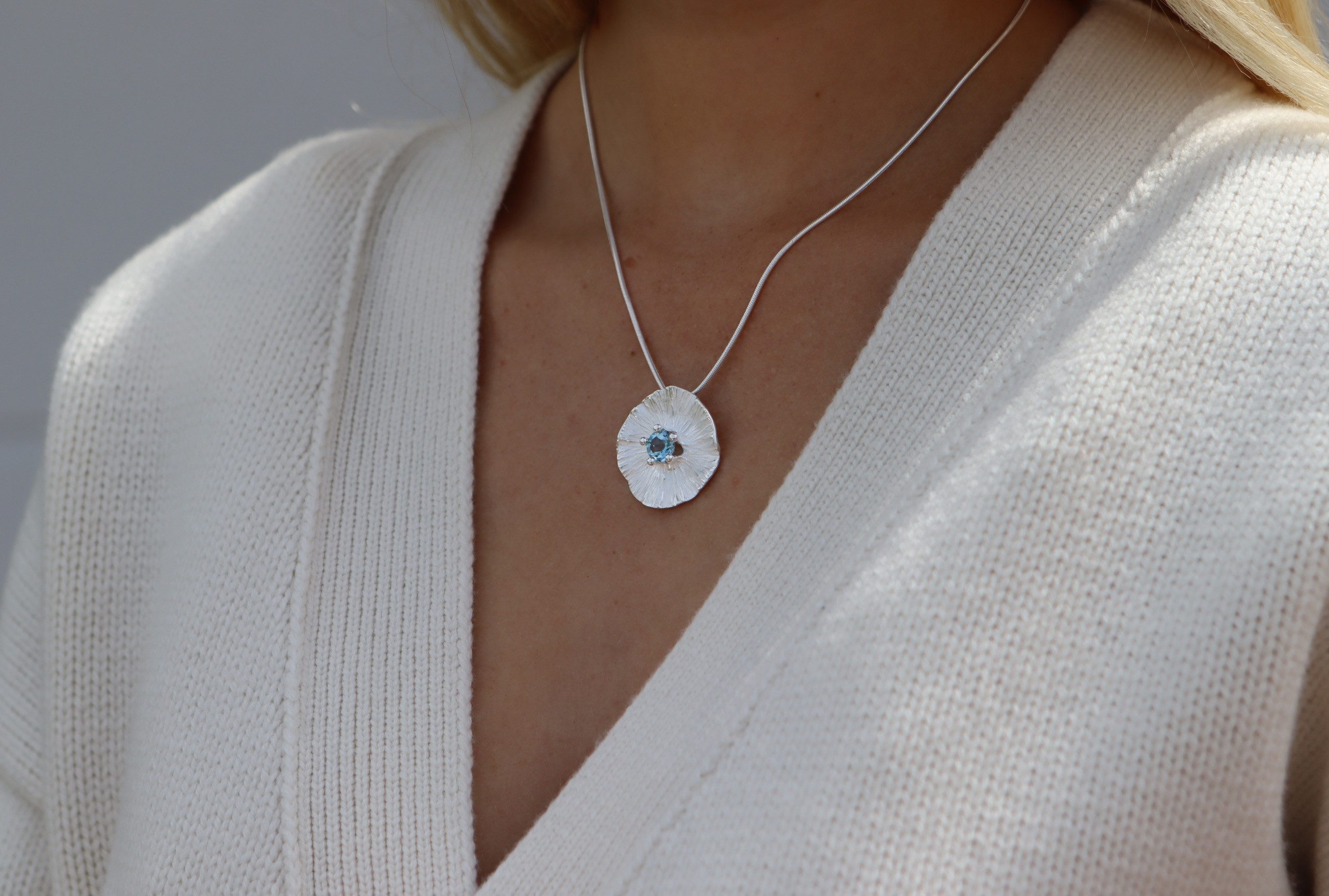 SILBERMOOS Kette und Anhänger Set Lotusblatt-Anhänger "Blauer Topas", 925 Sterling Silber