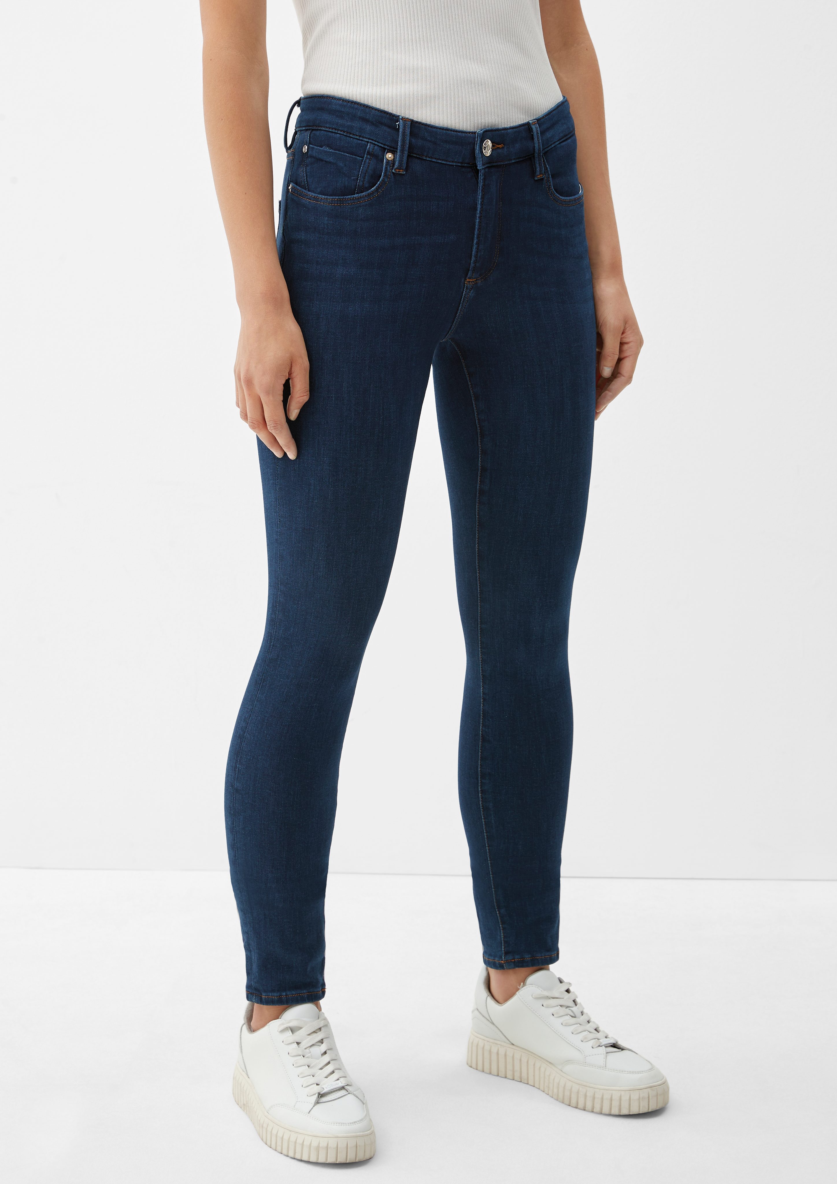 / Jeans Fit Skinny Rise Mid dark / Izabell Skinny / Leg blue Label-Patch 5-Pocket-Jeans s.Oliver