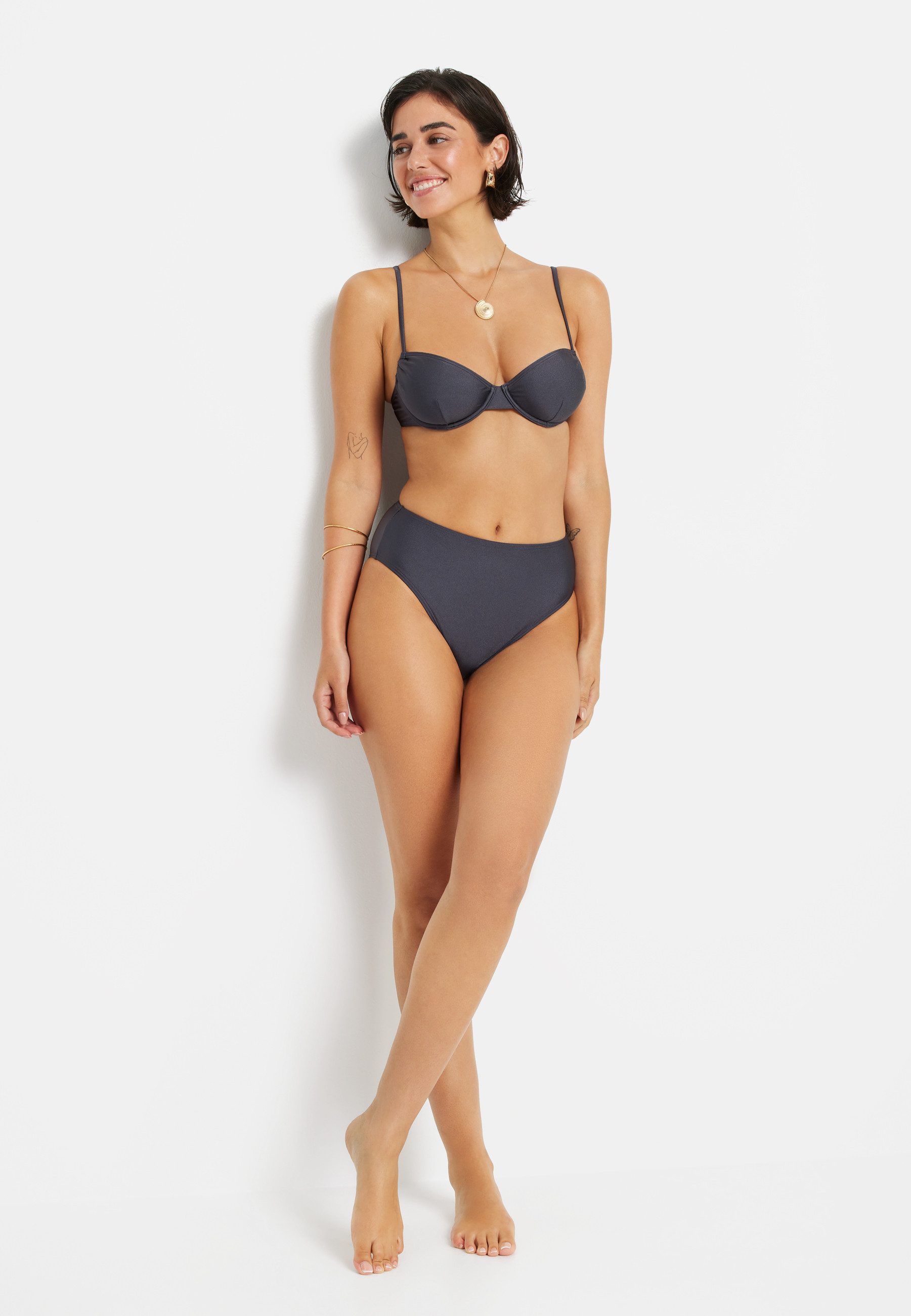LSCN by LASCANA Bügel-Bikini-Top Nele, mit glänzender Beschichtung