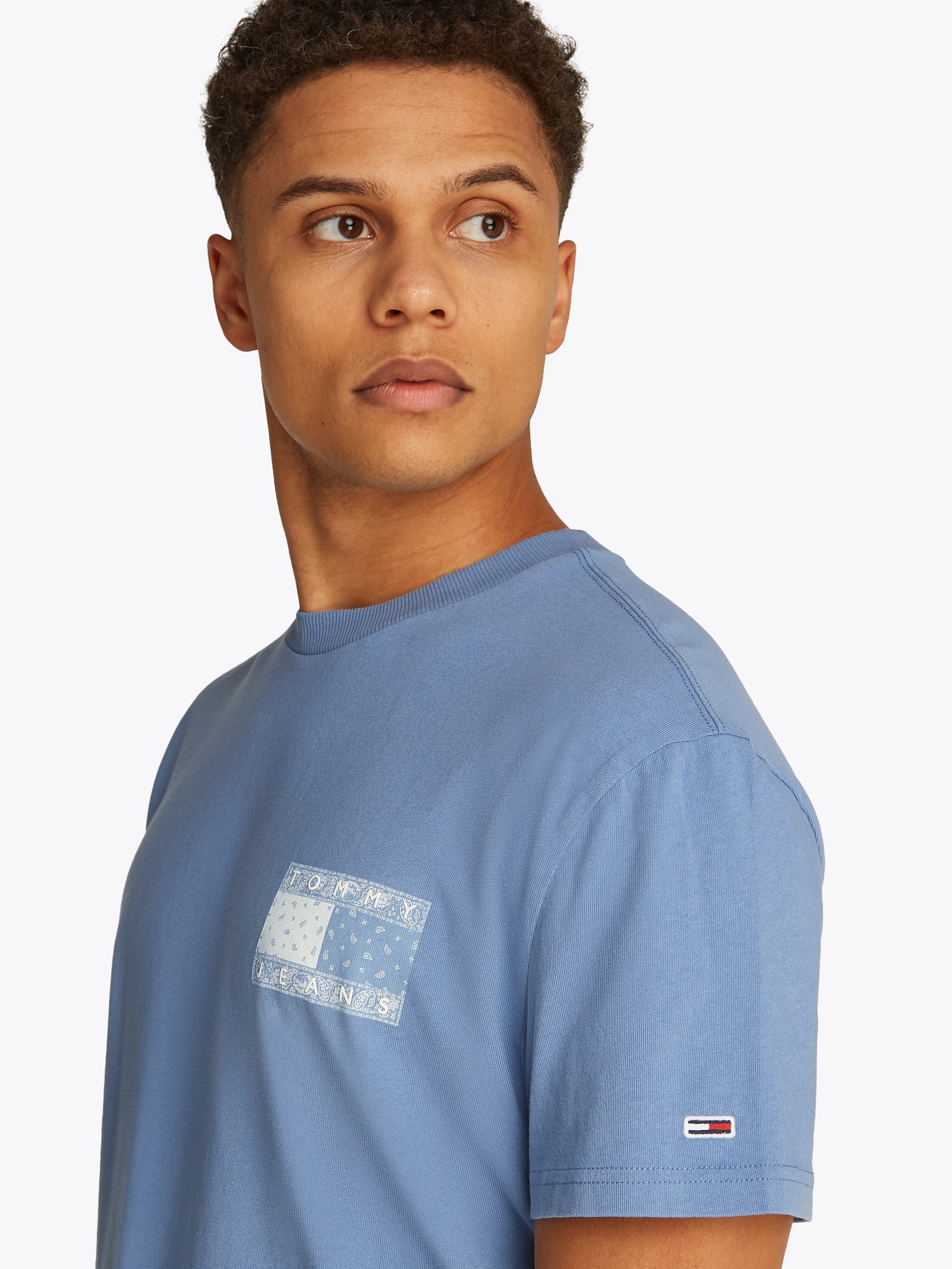 Tommy Jeans Kurzarmshirt TJM REG PAISLEY FLAG TEE EXT Mit Rundhalsausschnit günstig online kaufen