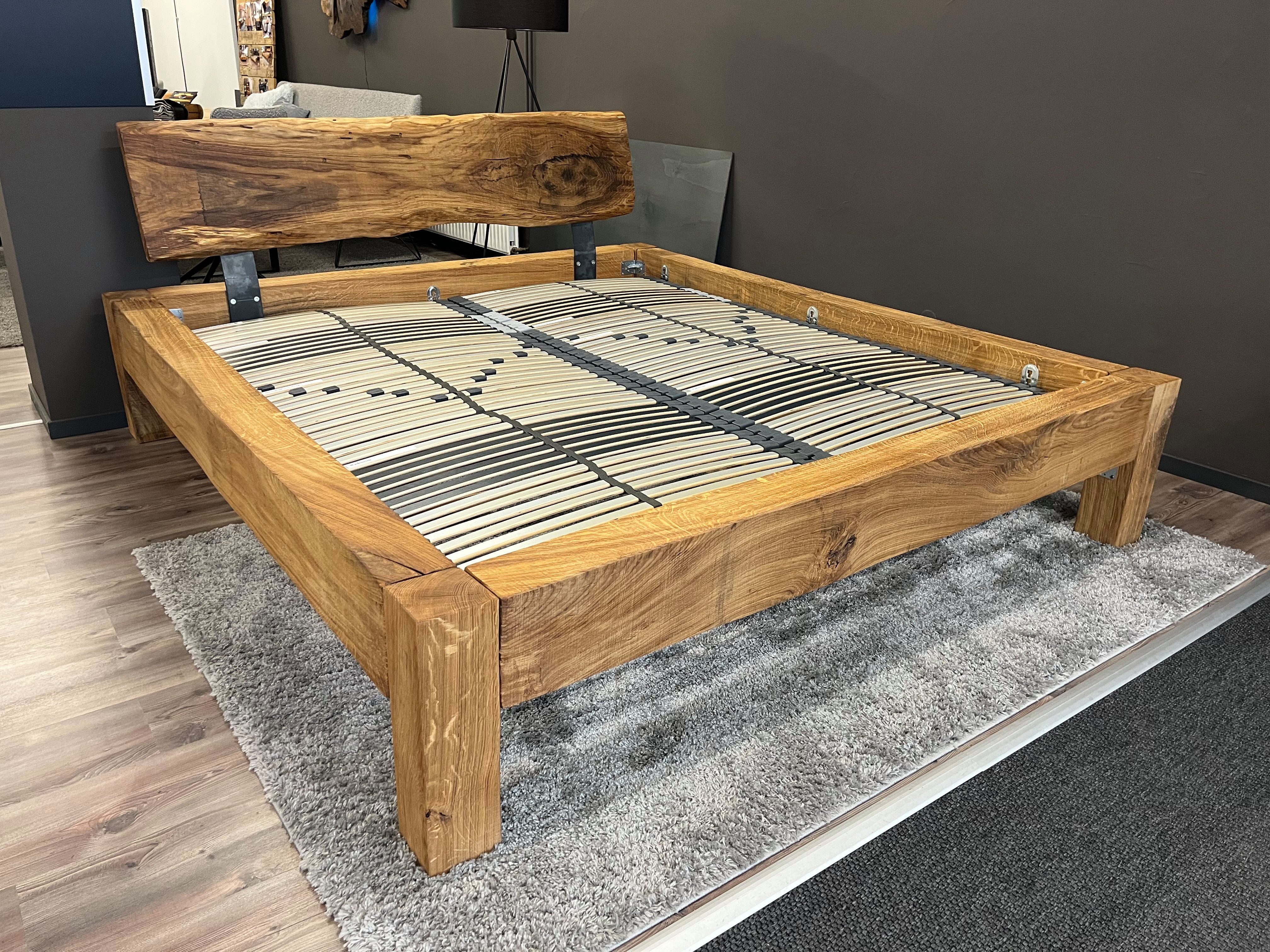 Möbel Specht Massivholzbett Faxe (Balkenbett Eiche massiv, Familienbett bis 400x220), Kopfteil Bohle mit Baumkante