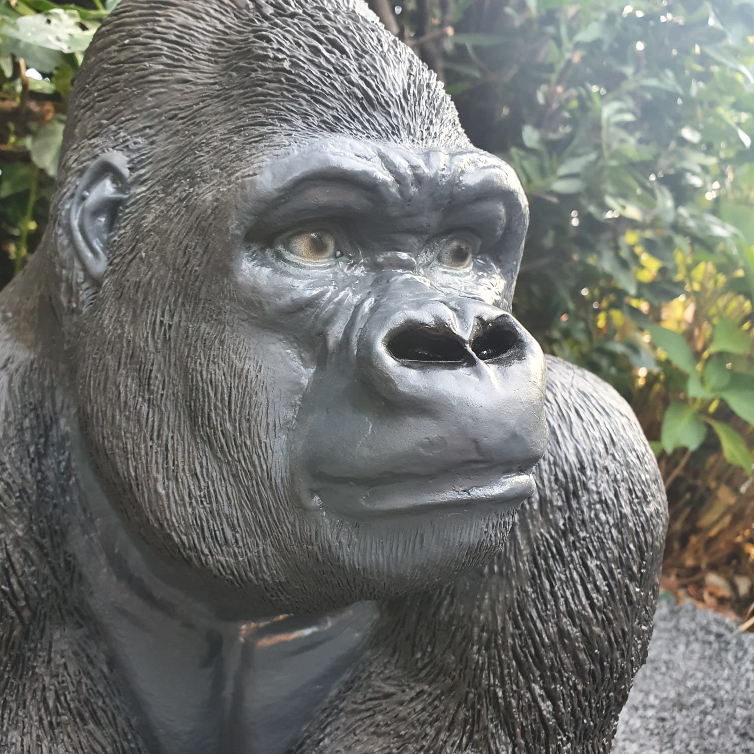 Aspinaworld Gartenfigur Gorilla Figur sitzend 56 cm – für Beet oder Eingangsbereich