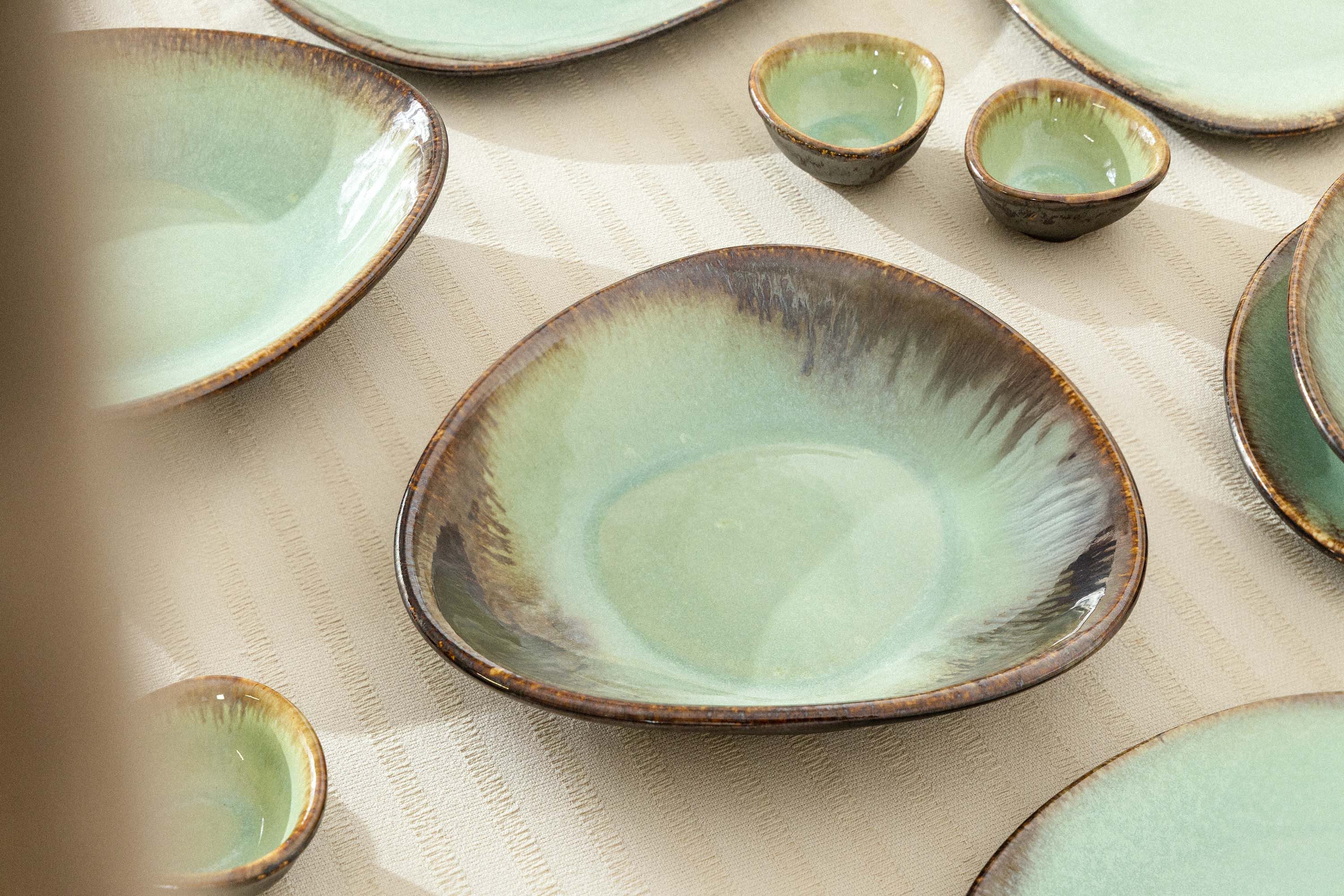 KONSIMO® Servierplatte PRIMA Servierteller, handgefertigt, Premiumqualität aus EU, Keramik, (1x tiefe Servierplatte (B) 27 cm x (H) 5,4 cm x (L) 25,7 cm), luxuriöse Qualitätskeramik, spülmaschinengeeignet, mikrowellengeeignet