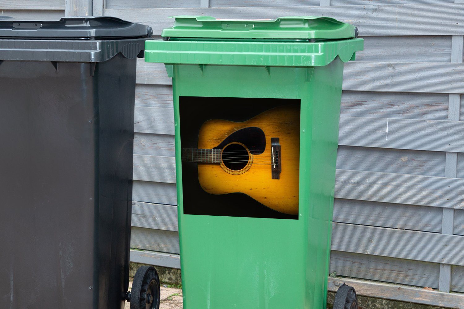 St), Sticker, MuchoWow (1 Wandsticker auf dunklem Container, Mülleimer-aufkleber, Mülltonne, Abfalbehälter Hintergrund akustische Alte Gitarre
