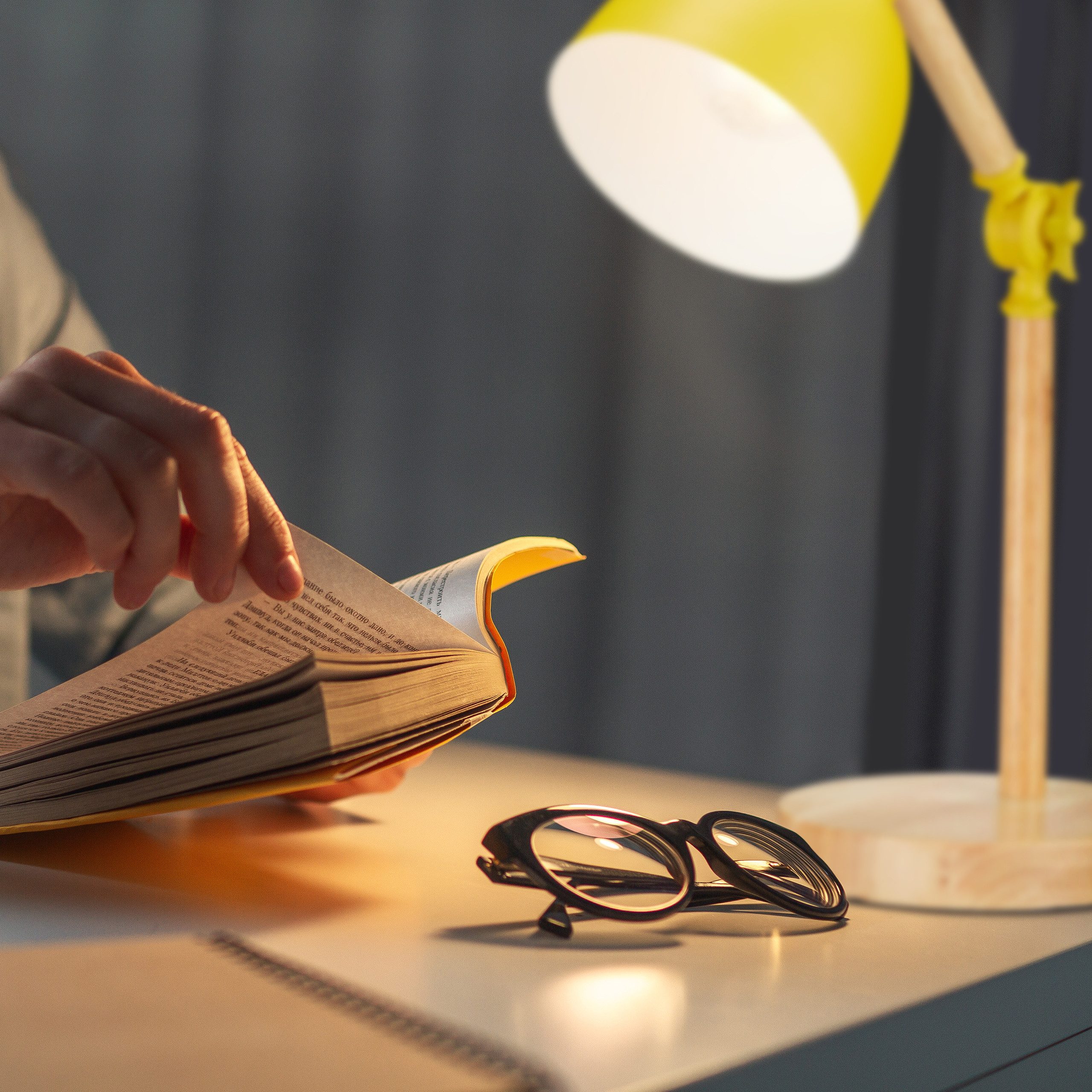 relaxdays Schreibtischlampe Holz verstellbar, Neigbarer Lampenschirm für optimale Ausleuchtung, Leuchtmittel nicht enthalten, E14 Fassung (max. 40 W), gelb – Bild 5 von 5