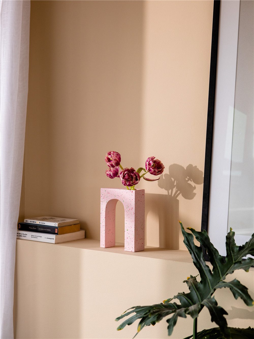 DOIY Dekovase Vase Acquedotto Single Pink (Blumenvase, Resin, 1 St., architektonische Vase, Rosa), ca.22 x 16 x 7,5 cm