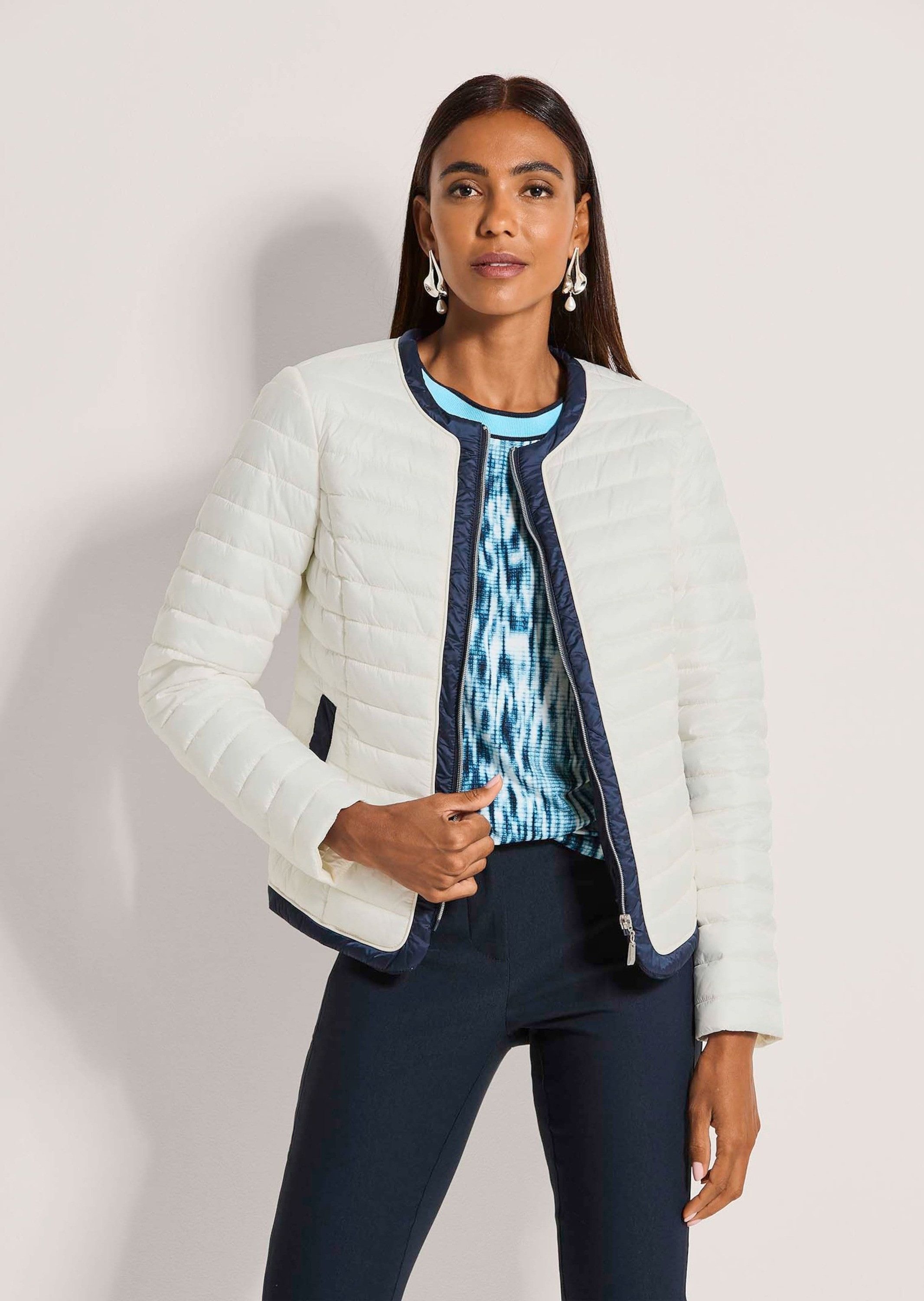 MADELEINE Outdoorjacke Leichte Übergangsjacke mit Fütterung Kontrastreiche Steppjacke mit Rundhalsausschnitt, Reißverschluss