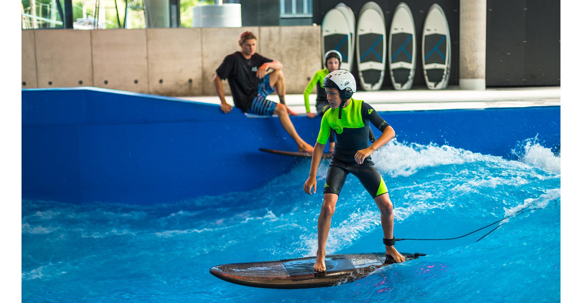 Jochen Schweizer Erlebnisgutschein Indoor Surfen (Kinder bis 14 J) - Arena München, Deine Kleinen machen eine große Welle!