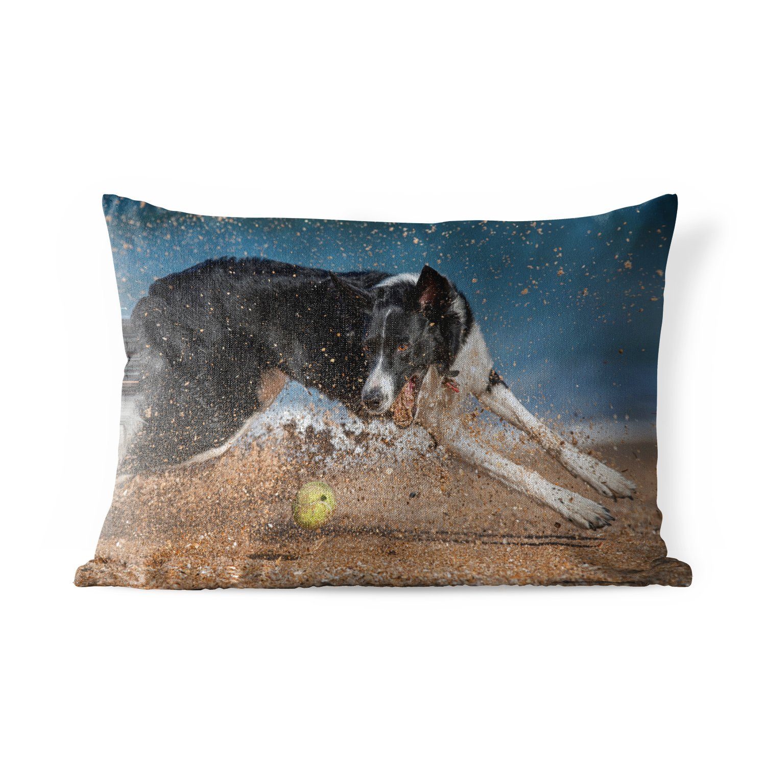 MuchoWow Dekokissen Ein schwarz-weißer Border Collie jagt einen Tennisball am Strand, Outdoor-Dekorationskissen, Polyester, Dekokissenbezug, Kissenhülle